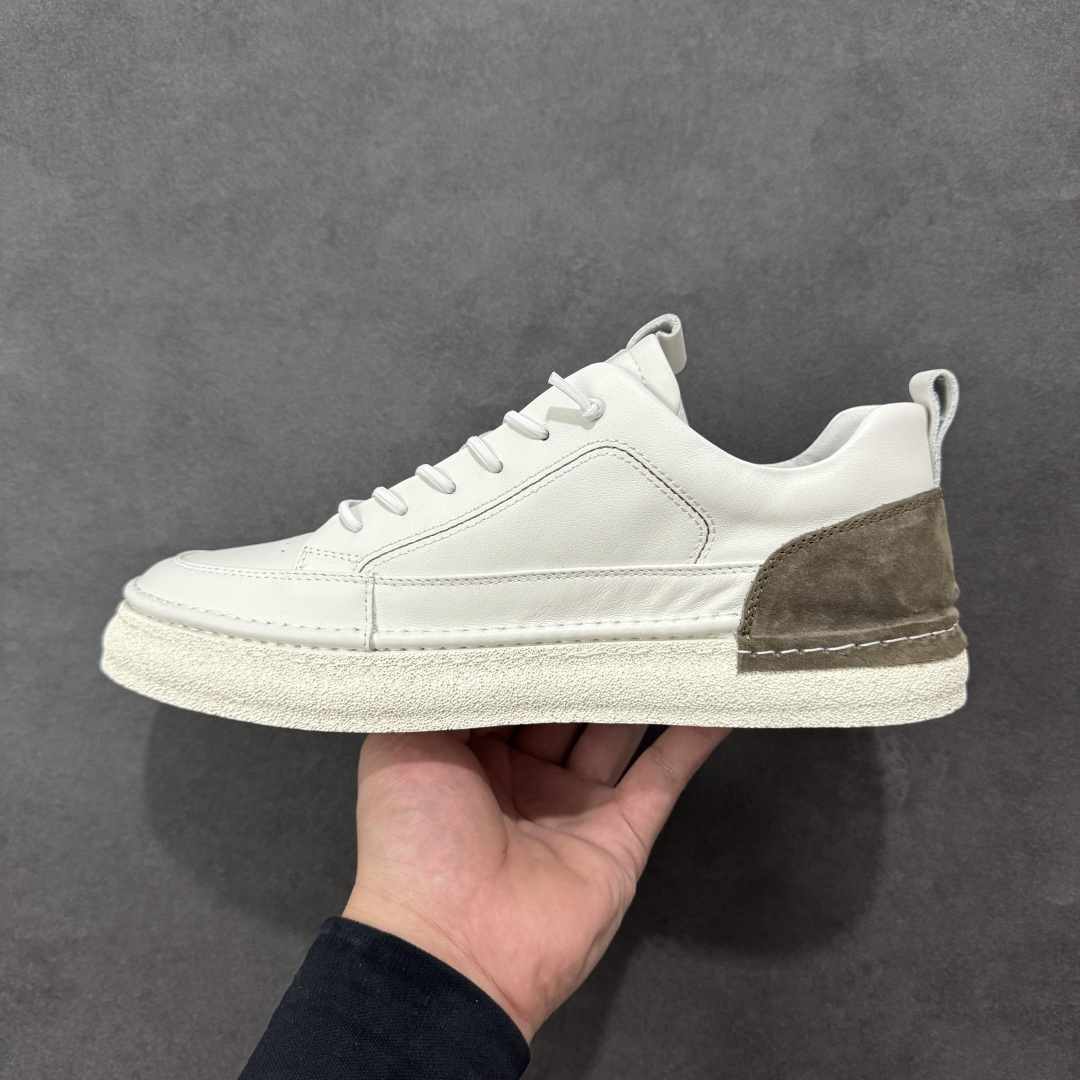 图片[2]-【公司级】Ecco 爱步2022秋冬新款皮面休闲防滑平底鞋 #摒弃传统鞋面设计，舒适牛皮鞋面 手感细腻顺滑，纹理清晰 柔软脚感随心穿脱 质感清晰的鞋带，搭载柔韧橡胶鞋底 脚感柔软舒适，适宜多种地形 轻松行走，触感细腻 一双时尚休闲鞋 拒绝束缚 让你黑夜也是最靓的那一个 货号：958836-01002 尺码：38 39 40 41 42 43 44 皮鞋码-选品中心