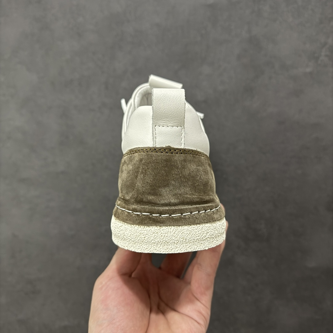 图片[4]-【公司级】Ecco 爱步2022秋冬新款皮面休闲防滑平底鞋 #摒弃传统鞋面设计，舒适牛皮鞋面 手感细腻顺滑，纹理清晰 柔软脚感随心穿脱 质感清晰的鞋带，搭载柔韧橡胶鞋底 脚感柔软舒适，适宜多种地形 轻松行走，触感细腻 一双时尚休闲鞋 拒绝束缚 让你黑夜也是最靓的那一个 货号：958836-01002 尺码：38 39 40 41 42 43 44 皮鞋码-选品中心