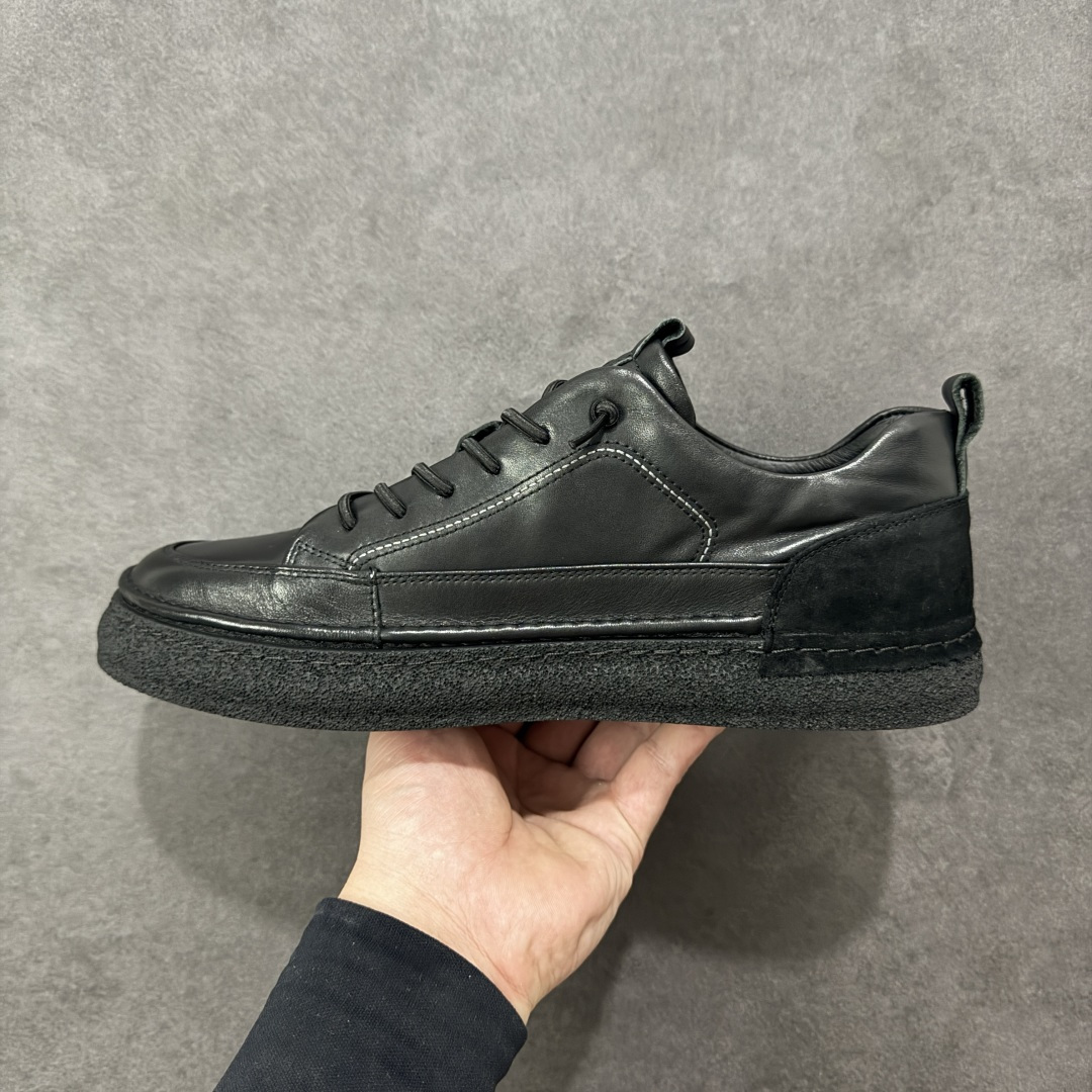 图片[2]-【公司级】Ecco 爱步2022秋冬新款皮面休闲防滑平底鞋 #摒弃传统鞋面设计，舒适牛皮鞋面 手感细腻顺滑，纹理清晰 柔软脚感随心穿脱 质感清晰的鞋带，搭载柔韧橡胶鞋底 脚感柔软舒适，适宜多种地形 轻松行走，触感细腻 一双时尚休闲鞋 拒绝束缚 让你黑夜也是最靓的那一个 货号：958836-01001 尺码：38 39 40 41 42 43 44 皮鞋码-选品中心