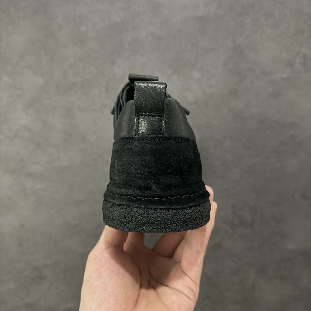 图片[4]-【公司级】Ecco 爱步2022秋冬新款皮面休闲防滑平底鞋 #摒弃传统鞋面设计，舒适牛皮鞋面 手感细腻顺滑，纹理清晰 柔软脚感随心穿脱 质感清晰的鞋带，搭载柔韧橡胶鞋底 脚感柔软舒适，适宜多种地形 轻松行走，触感细腻 一双时尚休闲鞋 拒绝束缚 让你黑夜也是最靓的那一个 货号：958836-01001 尺码：38 39 40 41 42 43 44 皮鞋码-选品中心