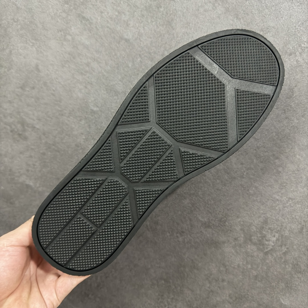 图片[9]-【公司级】Ecco 爱步2022秋冬新款皮面休闲防滑平底鞋 #摒弃传统鞋面设计，舒适牛皮鞋面 手感细腻顺滑，纹理清晰 柔软脚感随心穿脱 质感清晰的鞋带，搭载柔韧橡胶鞋底 脚感柔软舒适，适宜多种地形 轻松行走，触感细腻 一双时尚休闲鞋 拒绝束缚 让你黑夜也是最靓的那一个 货号：958836-01001 尺码：38 39 40 41 42 43 44 皮鞋码-选品中心