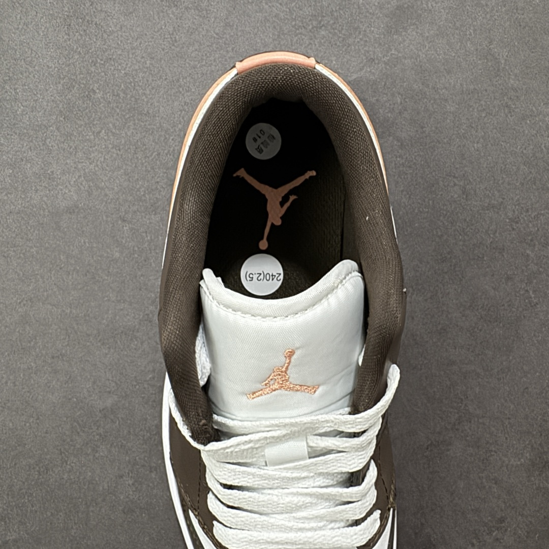 图片[7]-【H11版本】耐克Nike Air Jordan 1 AJ1经典复古经典低帮百搭文化篮球鞋 DC0774-182 公司级真标半码制#原档案原数据开发版型#采用荔枝纹头层皮革鞋面材质#原厂立体填充鞋舌海绵#中底注胶孔及缜密中底拉帮工艺#原数据开发模具大底 尺码：35.5 36 36.5 37.5 38 38.5 39 40 40.5 41 42 42.5 43 44 44.5 45 46 47.5 编码：H11B270280-选品中心