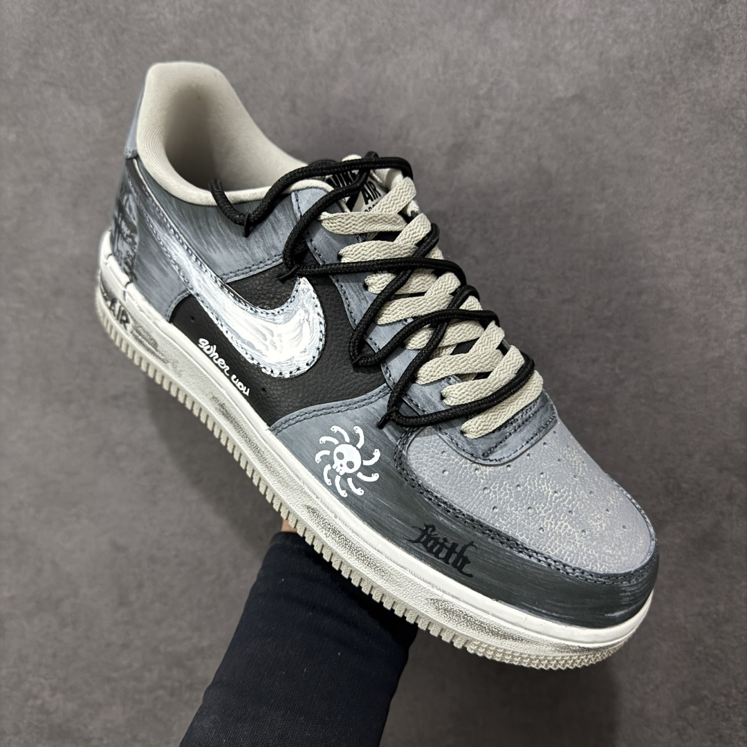 图片[3]-【定制版】Nike Air Force 1\’07 Low \”Ink Stained Skeleton\” 手绘涂鸦 墨痕骷髅 空军一号低帮休闲板鞋  #鞋身以层次分明的灰白黑铺陈，像是被雾霭晕染的旧墙—鞋头的“Faith”暗纹藏着隐晦情绪，鞋侧那枚带触须的骷髅涂鸦，混着潦草笔迹的“when uou”，把叛逆气揉进了斑驳墨痕里。就连标志性的Swoosh都裹着做旧笔触，鞋底的“Air”标识也沾了灰调晕染，像是刚从街头涂鸦现场走出来 货号：CW6871-777  尺码：36 36.5 37.5 38 38.5 39 40 40.5 41 42 42.5 43 44 44.5 45-选品中心
