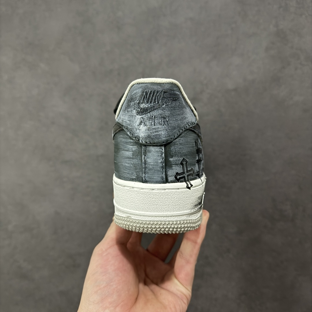 图片[4]-【定制版】Nike Air Force 1\’07 Low \”Ink Stained Skeleton\” 手绘涂鸦 墨痕骷髅 空军一号低帮休闲板鞋  #鞋身以层次分明的灰白黑铺陈，像是被雾霭晕染的旧墙—鞋头的“Faith”暗纹藏着隐晦情绪，鞋侧那枚带触须的骷髅涂鸦，混着潦草笔迹的“when uou”，把叛逆气揉进了斑驳墨痕里。就连标志性的Swoosh都裹着做旧笔触，鞋底的“Air”标识也沾了灰调晕染，像是刚从街头涂鸦现场走出来 货号：CW6871-777  尺码：36 36.5 37.5 38 38.5 39 40 40.5 41 42 42.5 43 44 44.5 45-选品中心