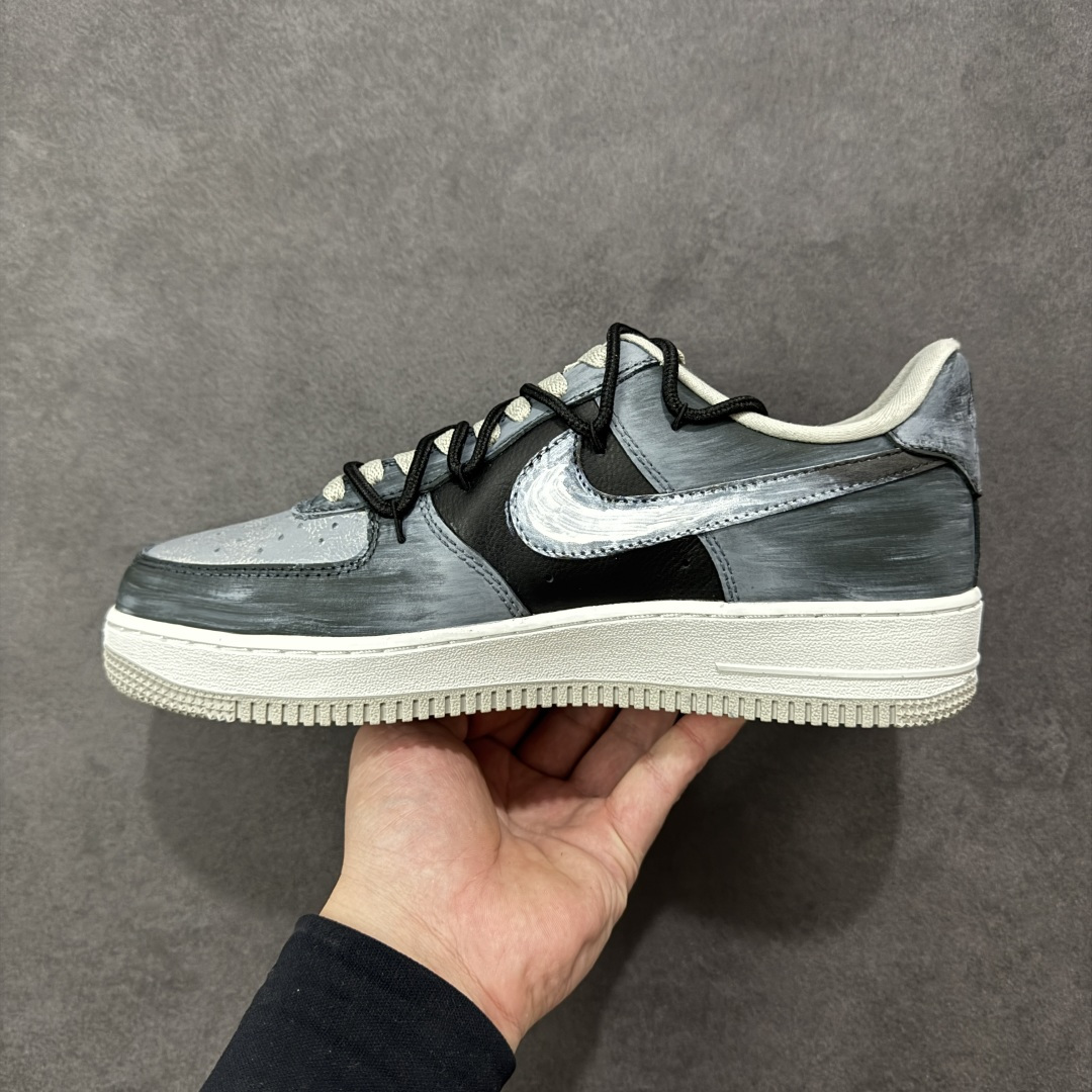图片[2]-【定制版】Nike Air Force 1\’07 Low \”Ink Stained Skeleton\” 手绘涂鸦 墨痕骷髅 空军一号低帮休闲板鞋  #鞋身以层次分明的灰白黑铺陈，像是被雾霭晕染的旧墙—鞋头的“Faith”暗纹藏着隐晦情绪，鞋侧那枚带触须的骷髅涂鸦，混着潦草笔迹的“when uou”，把叛逆气揉进了斑驳墨痕里。就连标志性的Swoosh都裹着做旧笔触，鞋底的“Air”标识也沾了灰调晕染，像是刚从街头涂鸦现场走出来 货号：CW6871-777  尺码：36 36.5 37.5 38 38.5 39 40 40.5 41 42 42.5 43 44 44.5 45-选品中心