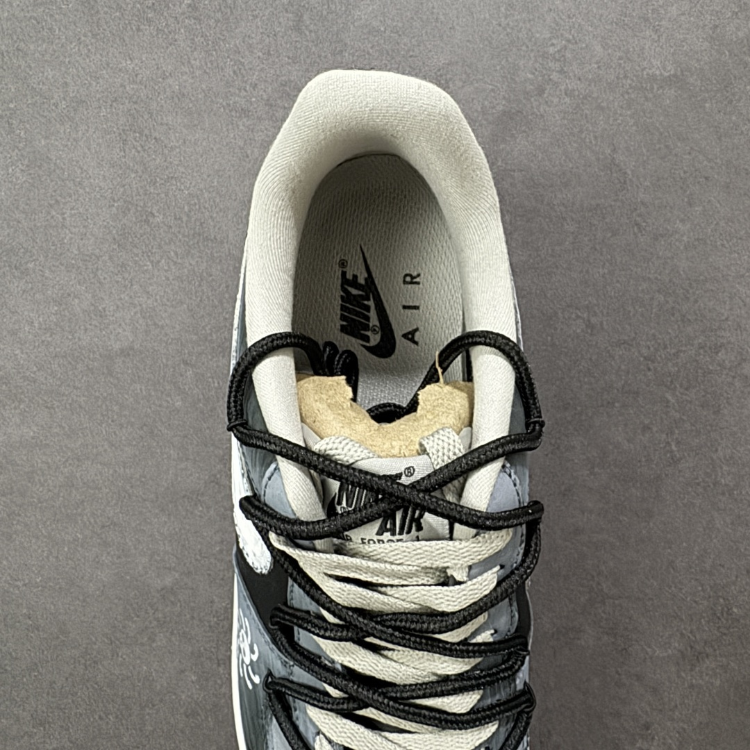 图片[7]-【定制版】Nike Air Force 1\’07 Low \”Ink Stained Skeleton\” 手绘涂鸦 墨痕骷髅 空军一号低帮休闲板鞋  #鞋身以层次分明的灰白黑铺陈，像是被雾霭晕染的旧墙—鞋头的“Faith”暗纹藏着隐晦情绪，鞋侧那枚带触须的骷髅涂鸦，混着潦草笔迹的“when uou”，把叛逆气揉进了斑驳墨痕里。就连标志性的Swoosh都裹着做旧笔触，鞋底的“Air”标识也沾了灰调晕染，像是刚从街头涂鸦现场走出来 货号：CW6871-777  尺码：36 36.5 37.5 38 38.5 39 40 40.5 41 42 42.5 43 44 44.5 45-选品中心