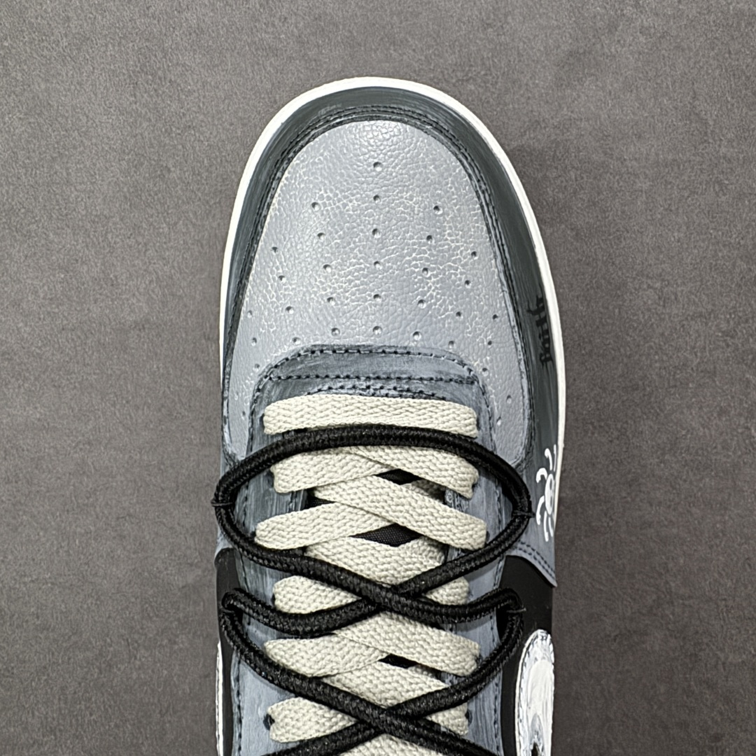 图片[8]-【定制版】Nike Air Force 1\’07 Low \”Ink Stained Skeleton\” 手绘涂鸦 墨痕骷髅 空军一号低帮休闲板鞋  #鞋身以层次分明的灰白黑铺陈，像是被雾霭晕染的旧墙—鞋头的“Faith”暗纹藏着隐晦情绪，鞋侧那枚带触须的骷髅涂鸦，混着潦草笔迹的“when uou”，把叛逆气揉进了斑驳墨痕里。就连标志性的Swoosh都裹着做旧笔触，鞋底的“Air”标识也沾了灰调晕染，像是刚从街头涂鸦现场走出来 货号：CW6871-777  尺码：36 36.5 37.5 38 38.5 39 40 40.5 41 42 42.5 43 44 44.5 45-选品中心