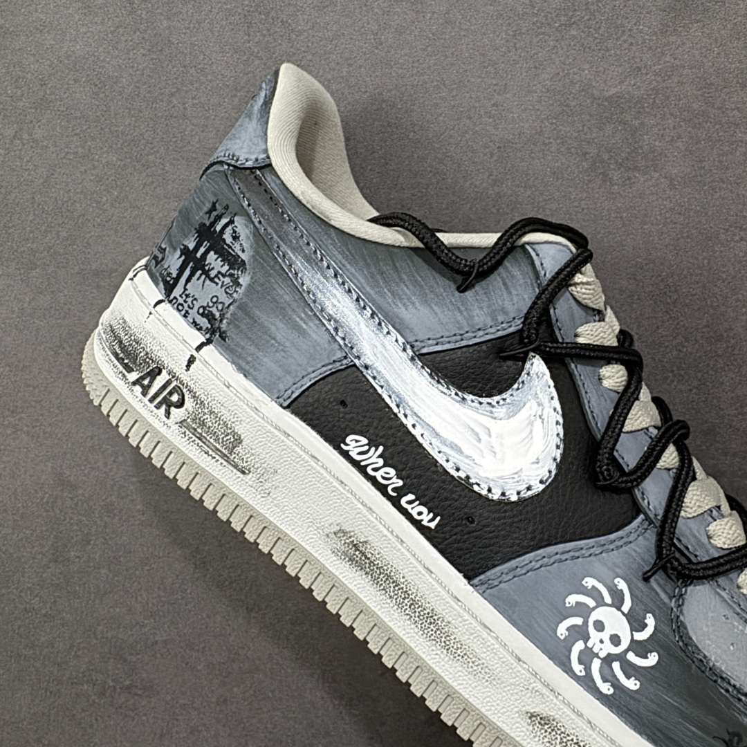 图片[6]-【定制版】Nike Air Force 1\’07 Low \”Ink Stained Skeleton\” 手绘涂鸦 墨痕骷髅 空军一号低帮休闲板鞋  #鞋身以层次分明的灰白黑铺陈，像是被雾霭晕染的旧墙—鞋头的“Faith”暗纹藏着隐晦情绪，鞋侧那枚带触须的骷髅涂鸦，混着潦草笔迹的“when uou”，把叛逆气揉进了斑驳墨痕里。就连标志性的Swoosh都裹着做旧笔触，鞋底的“Air”标识也沾了灰调晕染，像是刚从街头涂鸦现场走出来 货号：CW6871-777  尺码：36 36.5 37.5 38 38.5 39 40 40.5 41 42 42.5 43 44 44.5 45-选品中心