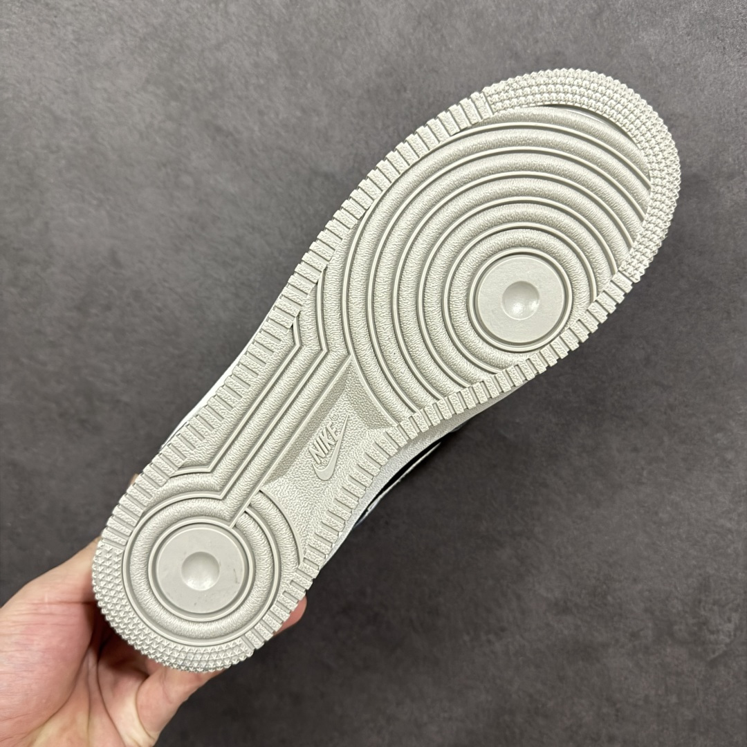 图片[9]-【定制版】Nike Air Force 1\’07 Low \”Ink Stained Skeleton\” 手绘涂鸦 墨痕骷髅 空军一号低帮休闲板鞋  #鞋身以层次分明的灰白黑铺陈，像是被雾霭晕染的旧墙—鞋头的“Faith”暗纹藏着隐晦情绪，鞋侧那枚带触须的骷髅涂鸦，混着潦草笔迹的“when uou”，把叛逆气揉进了斑驳墨痕里。就连标志性的Swoosh都裹着做旧笔触，鞋底的“Air”标识也沾了灰调晕染，像是刚从街头涂鸦现场走出来 货号：CW6871-777  尺码：36 36.5 37.5 38 38.5 39 40 40.5 41 42 42.5 43 44 44.5 45-选品中心