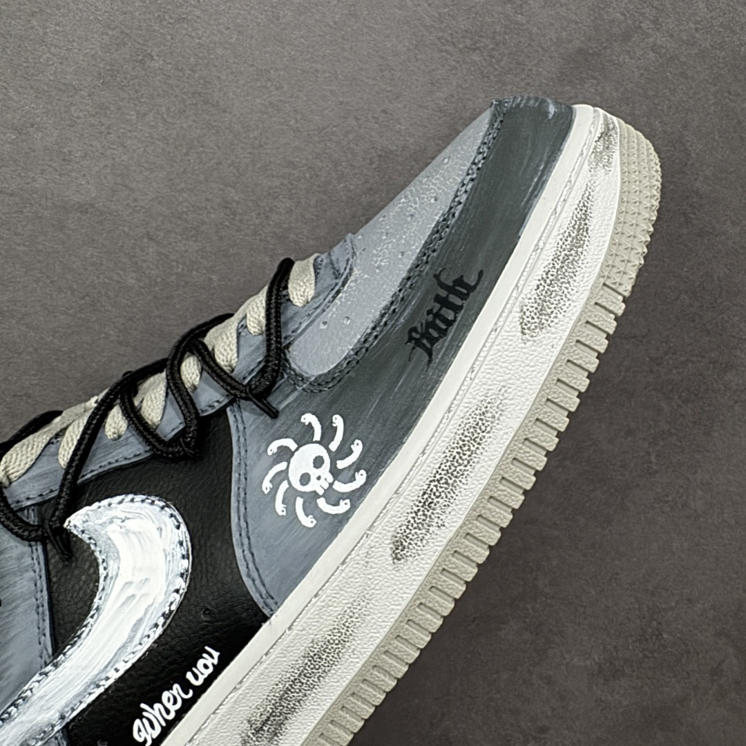 图片[5]-【定制版】Nike Air Force 1\’07 Low \”Ink Stained Skeleton\” 手绘涂鸦 墨痕骷髅 空军一号低帮休闲板鞋  #鞋身以层次分明的灰白黑铺陈，像是被雾霭晕染的旧墙—鞋头的“Faith”暗纹藏着隐晦情绪，鞋侧那枚带触须的骷髅涂鸦，混着潦草笔迹的“when uou”，把叛逆气揉进了斑驳墨痕里。就连标志性的Swoosh都裹着做旧笔触，鞋底的“Air”标识也沾了灰调晕染，像是刚从街头涂鸦现场走出来 货号：CW6871-777  尺码：36 36.5 37.5 38 38.5 39 40 40.5 41 42 42.5 43 44 44.5 45-选品中心