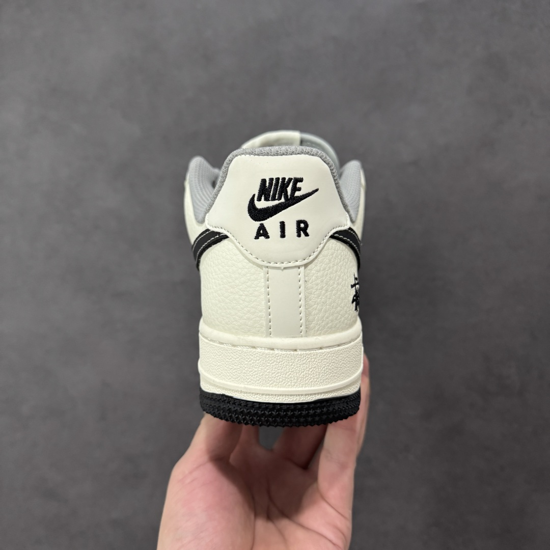 图片[4]-【定制版】NIke Air Force 1 \’07 Low “斯图西联名——米黑灰拼接”空军一号 低帮 运动鞋 休闲鞋 折边针车 工艺难度大 原楦头原纸板 原装鞋盒 定制五金配件 内置全掌气垫 原厂鞋底 货号：JS8028-017 尺码：36 36.5 37.5 38 38.5 39 40 40.5 41 42 42.5 43 44 44.5 45 编码：HXSB310320-选品中心