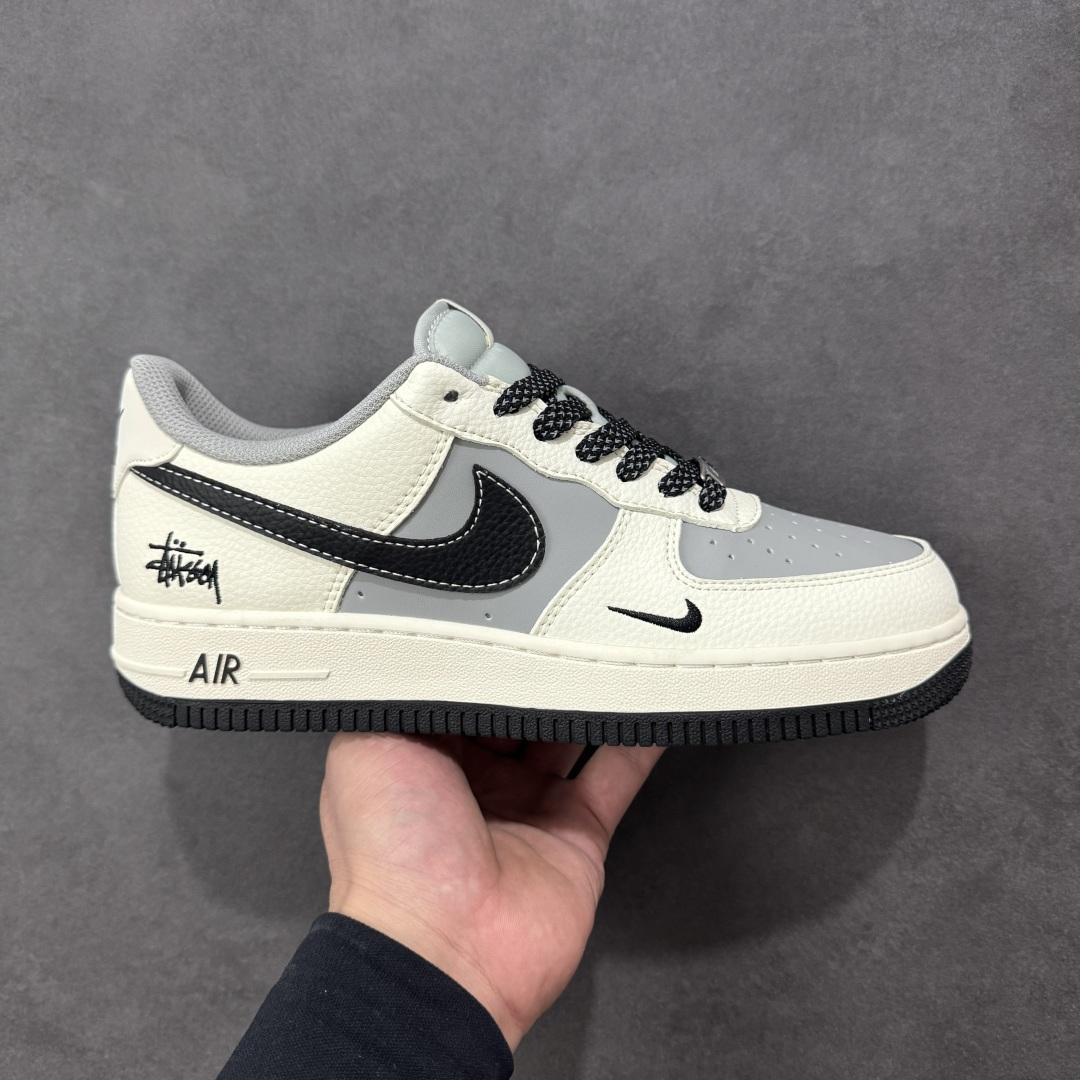 【定制版】NIke Air Force 1 \'07 Low “斯图西联名——米黑灰拼接”空军一号 低帮 运动鞋 休闲鞋 折边针车 工艺难度大 原楦头原纸板 原装鞋盒 定制五金配件 内置全掌气垫 原厂鞋底 货号:JS8028-017 尺码:36 36.5 37.5 38 38.5 39 40 40.5 41 42 42.5 43 44 44.5 45 编码:HXSB310320-选品中心