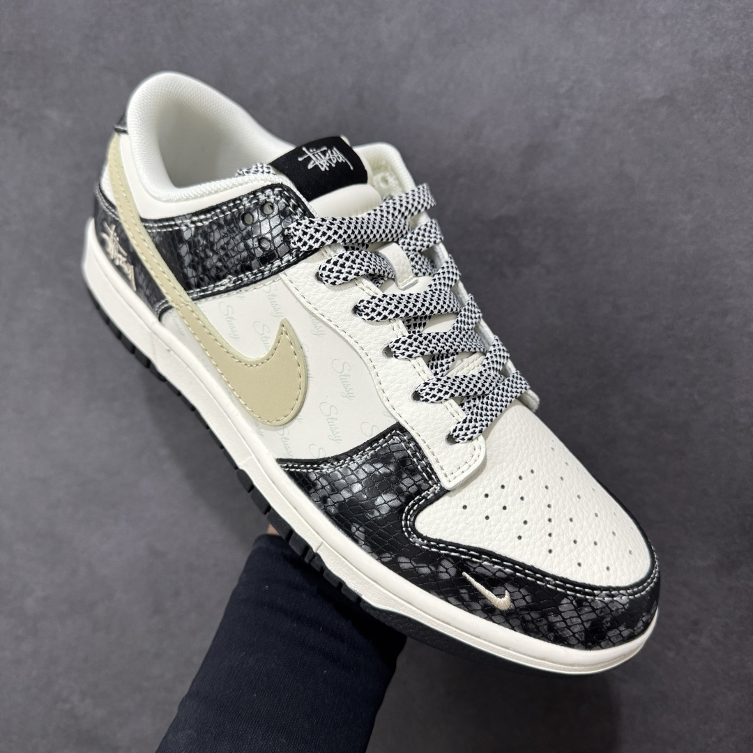 图片[3]-【定制版】Nike SB Dunk Low“斯图西联名——黑鳞” 周年高端定制 低帮休闲板鞋 定制鞋盒 大厂纯原品质出货 超高清洁度 皮料切割干净无任何毛边 细节完美 货号：XS6089-636 尺码：36 36.5 37.5 38 38.5 39 40 40.5 41 42 42.5 43 44 44.5 45 编码：HXSB330340-选品中心