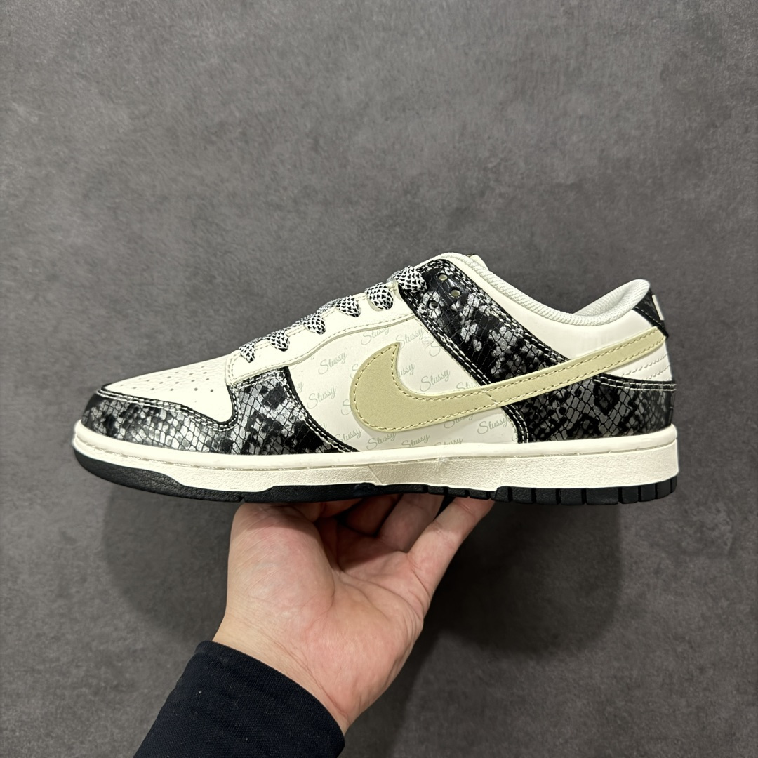 图片[2]-【定制版】Nike SB Dunk Low“斯图西联名——黑鳞” 周年高端定制 低帮休闲板鞋 定制鞋盒 大厂纯原品质出货 超高清洁度 皮料切割干净无任何毛边 细节完美 货号：XS6089-636 尺码：36 36.5 37.5 38 38.5 39 40 40.5 41 42 42.5 43 44 44.5 45 编码：HXSB330340-选品中心