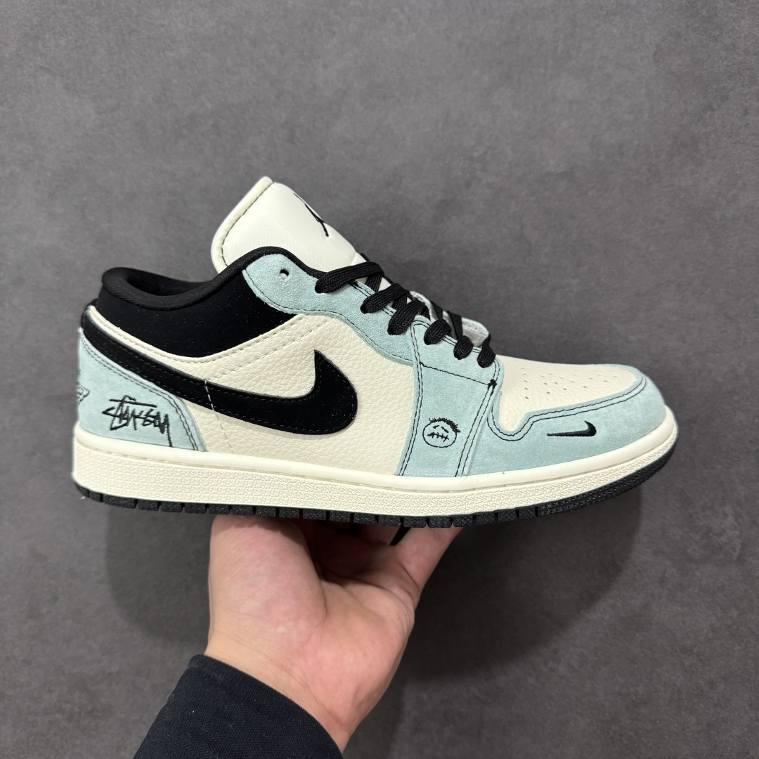 【定制版】Nike Air Force 1 \'07 Low “斯图西联名——鬼脸米灰黑”空军一号 高端定制 低帮 运动鞋 休闲鞋 折边针车 工艺难度大 原楦头原纸板 原装鞋盒 定制五金配件 内置全掌气垫 原厂鞋底 货号:QJ1988-005 尺码:36 36.5 37.5 38 38.5 39 40 40.5 41 42 42.5 43 44 44.5 45-选品中心