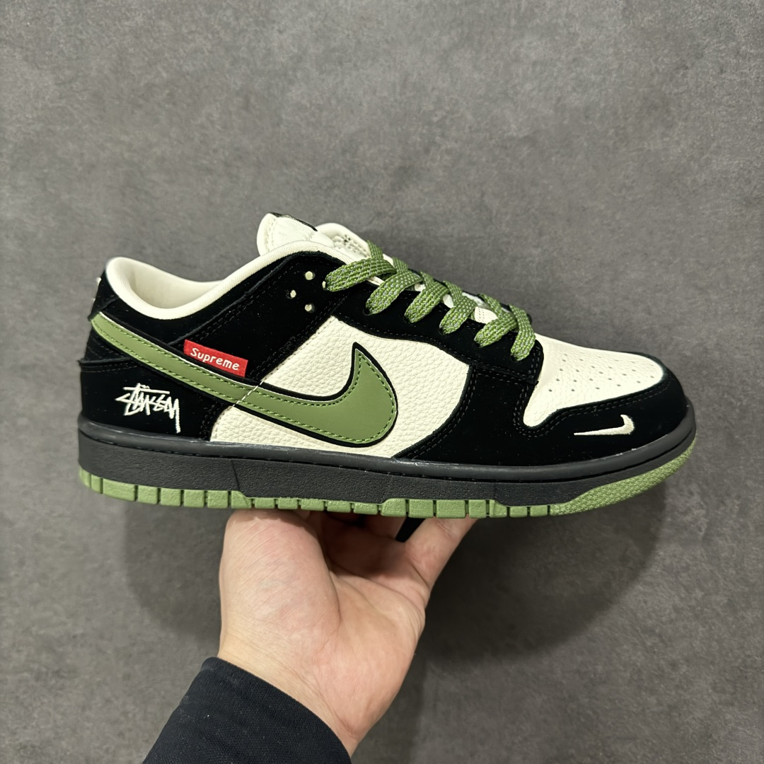 【定制版】Nike SB Dunk Low “Superme联名------军绿麂皮” 高端定制 低帮休闲板鞋 定制鞋盒 大厂纯原品质出货 超高清洁度 皮料切割干净无任何毛边 细节完美 货号:SD8888-006 尺码: 36 36.5 37.5 38 38.5 39 40 40.5 41 42 42.5 43 44 44.5 45-选品中心