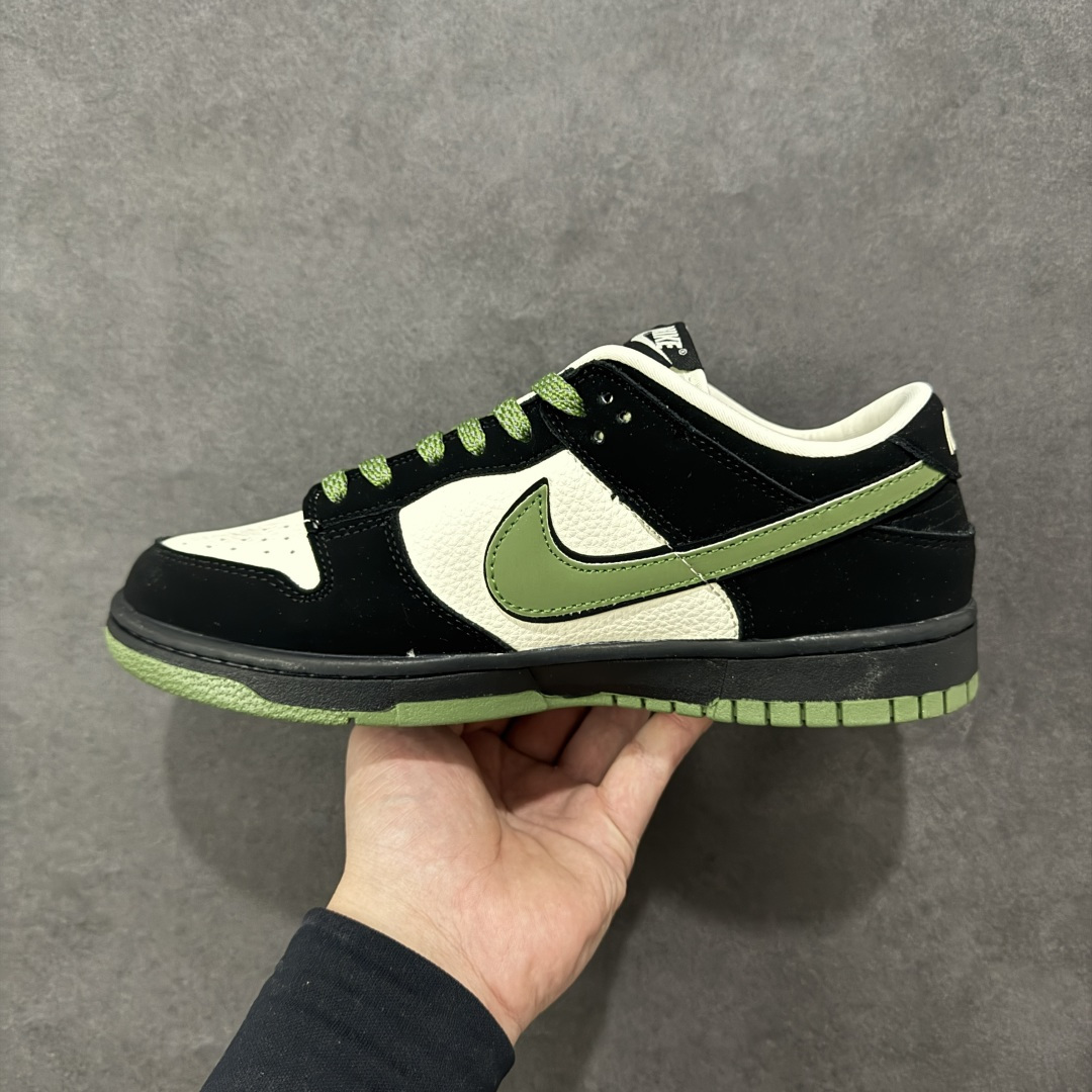 图片[2]-【定制版】Nike SB Dunk Low “Superme联名——军绿麂皮” 高端定制 低帮休闲板鞋 定制鞋盒 大厂纯原品质出货 超高清洁度 皮料切割干净无任何毛边 细节完美 货号：SD8888-006 尺码： 36 36.5 37.5 38 38.5 39 40 40.5 41 42 42.5 43 44 44.5 45-选品中心