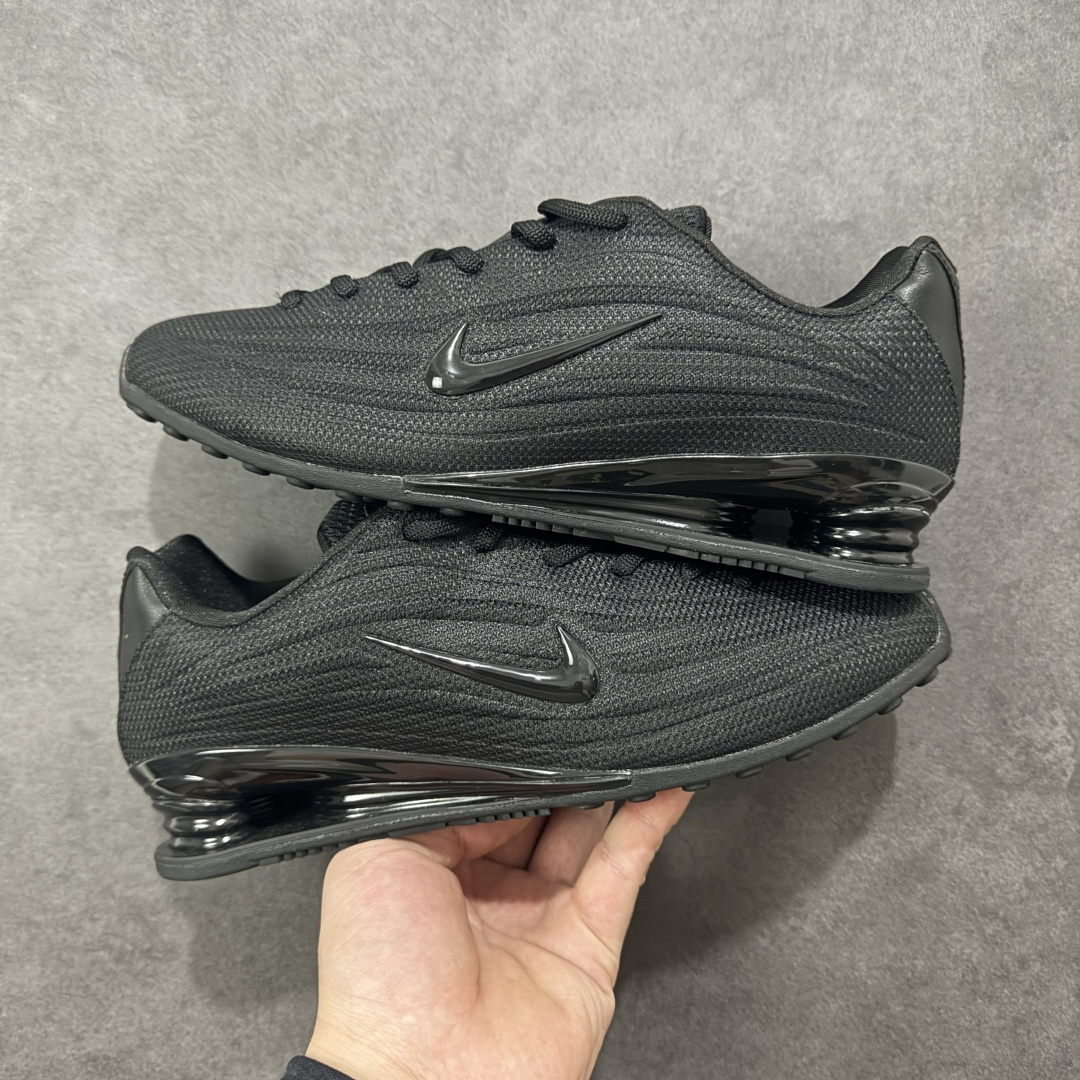 图片[9]-【外贸版】Nike SHOX Z 后掌气柱先锋机能风跑鞋 Nike Shox Z搭载了Nike标志性的Shox缓震科技 后跟的气柱能有效吸收冲击能量提供良好的缓震效果 采用轻盈透气的材质制作鞋面能确保脚部保持干爽舒适 贴合脚部曲线 带来舒适的包裹感 “猫跟”设计不仅提升了时尚感 还增强了穿着时的稳定性 使脚部在行走或运动过程中能保持平衡 尺码： 36 36.5 37.5 38 38.5 39 40 40.5 41 42 42.5 43 44 44.5 45 46-选品中心