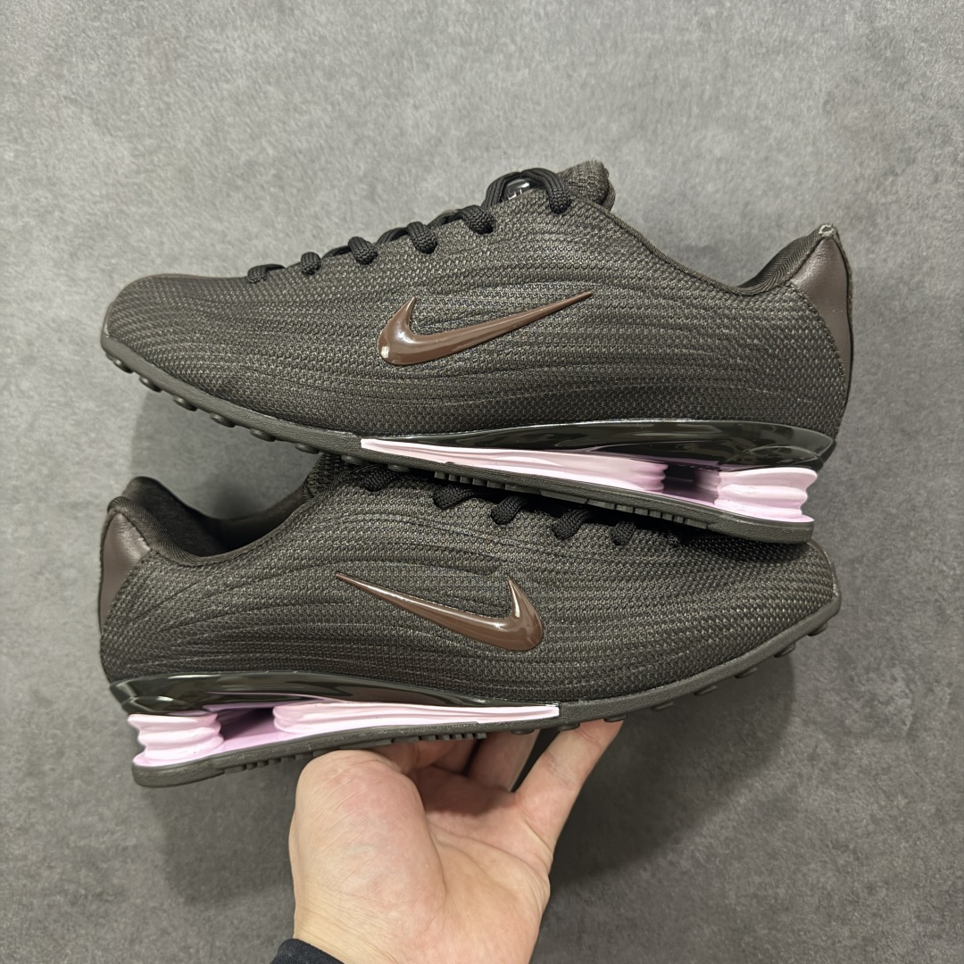 图片[8]-【外贸版】Nike SHOX Z 后掌气柱先锋机能风跑鞋 Nike Shox Z搭载了Nike标志性的Shox缓震科技 后跟的气柱能有效吸收冲击能量提供良好的缓震效果 采用轻盈透气的材质制作鞋面能确保脚部保持干爽舒适 贴合脚部曲线 带来舒适的包裹感 “猫跟”设计不仅提升了时尚感 还增强了穿着时的稳定性 使脚部在行走或运动过程中能保持平衡 尺码： 36 36.5 37.5 38 38.5 39 40 40.5 41 42 42.5 43 44 44.5 45 46-选品中心