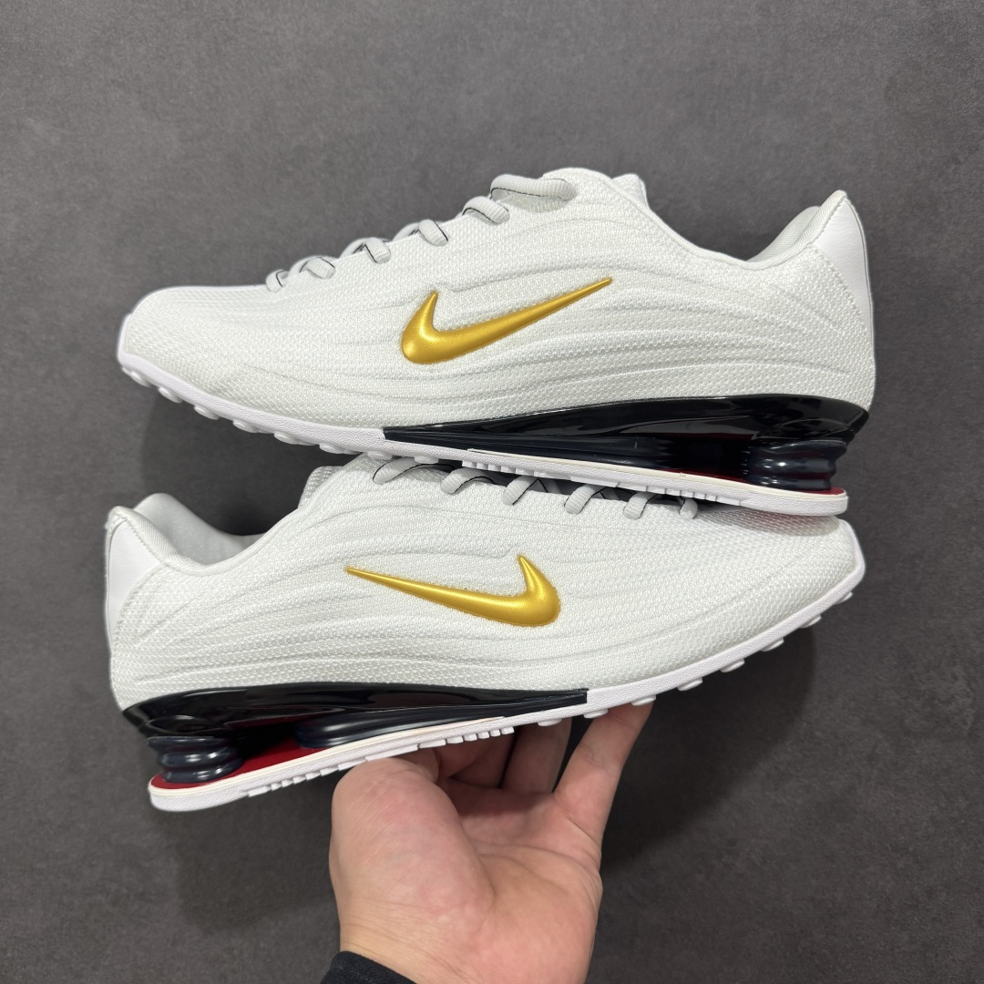 图片[7]-【外贸版】Nike SHOX Z 后掌气柱先锋机能风跑鞋 Nike Shox Z搭载了Nike标志性的Shox缓震科技 后跟的气柱能有效吸收冲击能量提供良好的缓震效果 采用轻盈透气的材质制作鞋面能确保脚部保持干爽舒适 贴合脚部曲线 带来舒适的包裹感 “猫跟”设计不仅提升了时尚感 还增强了穿着时的稳定性 使脚部在行走或运动过程中能保持平衡 尺码： 36 36.5 37.5 38 38.5 39 40 40.5 41 42 42.5 43 44 44.5 45 46-选品中心