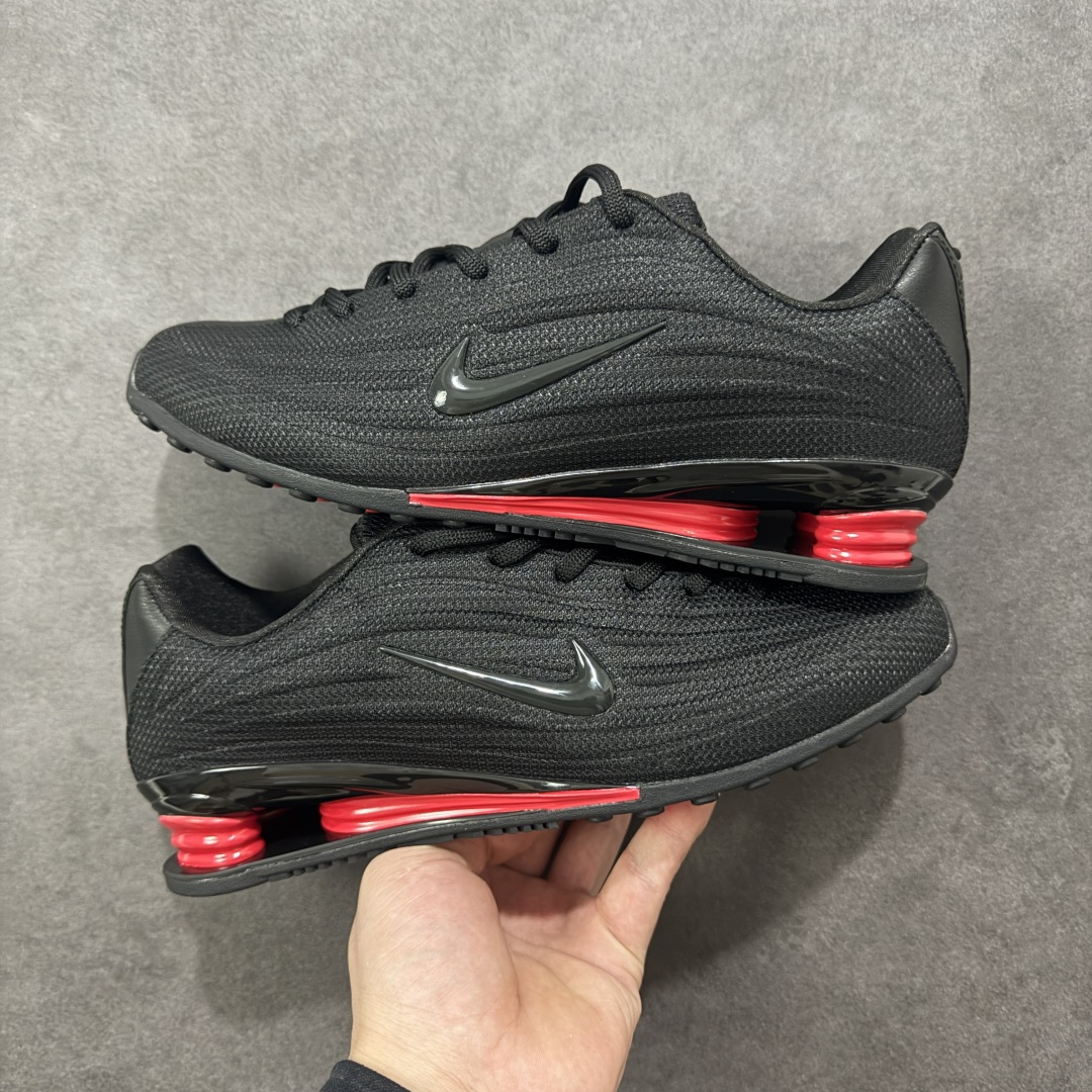 图片[4]-【外贸版】Nike SHOX Z 后掌气柱先锋机能风跑鞋 Nike Shox Z搭载了Nike标志性的Shox缓震科技 后跟的气柱能有效吸收冲击能量提供良好的缓震效果 采用轻盈透气的材质制作鞋面能确保脚部保持干爽舒适 贴合脚部曲线 带来舒适的包裹感 “猫跟”设计不仅提升了时尚感 还增强了穿着时的稳定性 使脚部在行走或运动过程中能保持平衡 尺码： 36 36.5 37.5 38 38.5 39 40 40.5 41 42 42.5 43 44 44.5 45 46-选品中心