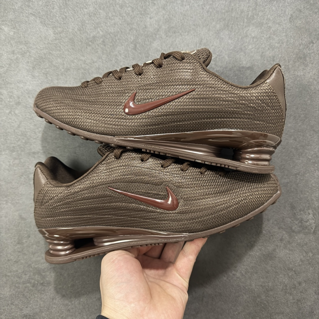 图片[3]-【外贸版】Nike SHOX Z 后掌气柱先锋机能风跑鞋 Nike Shox Z搭载了Nike标志性的Shox缓震科技 后跟的气柱能有效吸收冲击能量提供良好的缓震效果 采用轻盈透气的材质制作鞋面能确保脚部保持干爽舒适 贴合脚部曲线 带来舒适的包裹感 “猫跟”设计不仅提升了时尚感 还增强了穿着时的稳定性 使脚部在行走或运动过程中能保持平衡 尺码： 36 36.5 37.5 38 38.5 39 40 40.5 41 42 42.5 43 44 44.5 45 46-选品中心