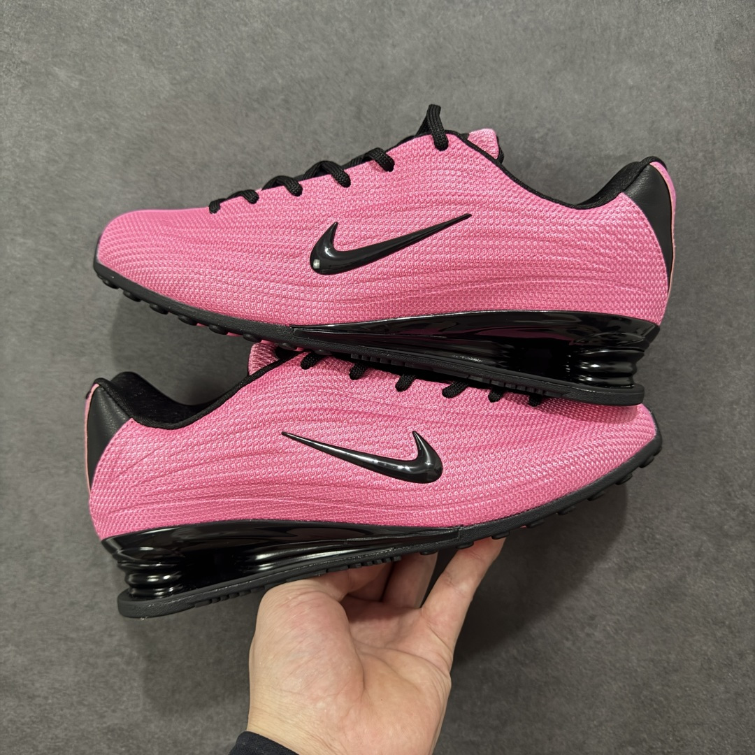 图片[2]-【外贸版】Nike SHOX Z 后掌气柱先锋机能风跑鞋 Nike Shox Z搭载了Nike标志性的Shox缓震科技 后跟的气柱能有效吸收冲击能量提供良好的缓震效果 采用轻盈透气的材质制作鞋面能确保脚部保持干爽舒适 贴合脚部曲线 带来舒适的包裹感 “猫跟”设计不仅提升了时尚感 还增强了穿着时的稳定性 使脚部在行走或运动过程中能保持平衡 尺码： 36 36.5 37.5 38 38.5 39 40 40.5 41 42 42.5 43 44 44.5 45 46-选品中心