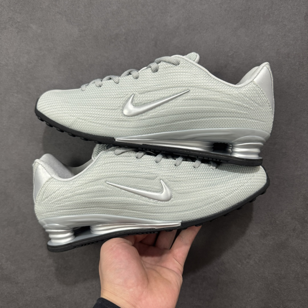 【外贸版】Nike SHOX Z 后掌气柱先锋机能风跑鞋 Nike Shox Z搭载了Nike标志性的Shox缓震科技 后跟的气柱能有效吸收冲击能量提供良好的缓震效果 采用轻盈透气的材质制作鞋面能确保脚部保持干爽舒适 贴合脚部曲线 带来舒适的包裹感 “猫跟”设计不仅提升了时尚感 还增强了穿着时的稳定性 使脚部在行走或运动过程中能保持平衡 尺码: 36 36.5 37.5 38 38.5 39 40 40.5 41 42 42.5 43 44 44.5 45 46-选品中心