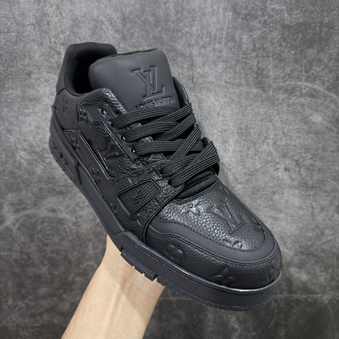 图片[3]-【莞产YS版本】Louis Vuitton Trainer lv时装走秀运动鞋 完美鞋型超高的清洁度 零毛边线头瑕疵 全套原楦原纸版原鞋开模 全网最具灵魂的版型 正确原装黄色鞋盒 正确中底印花 鞋面印花3D高频深度立体 全鞋电脑针车 紧密相连 针距密度一致 环保乳胶注塑鞋垫 厚度脚感还原原版 皮面裁剪部位 统一油边封口工艺 原装橡胶大底含胶量大底组合零偏差 专柜全套包装 防尘袋 说明书 质保卡 男女鞋 尺码： 38 39 40 41 42 43 44 45-选品中心