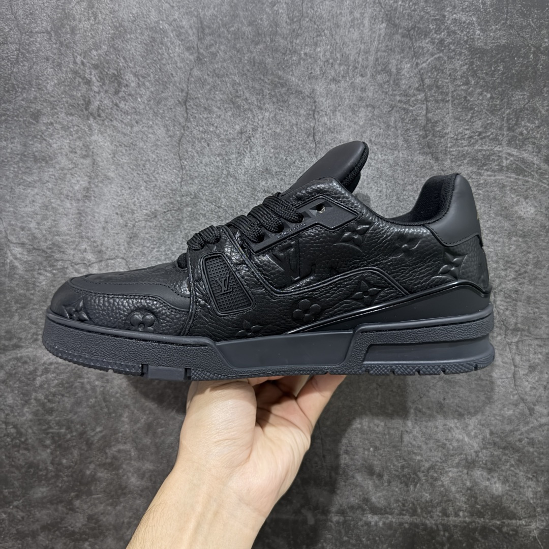 图片[2]-【莞产YS版本】Louis Vuitton Trainer lv时装走秀运动鞋 完美鞋型超高的清洁度 零毛边线头瑕疵 全套原楦原纸版原鞋开模 全网最具灵魂的版型 正确原装黄色鞋盒 正确中底印花 鞋面印花3D高频深度立体 全鞋电脑针车 紧密相连 针距密度一致 环保乳胶注塑鞋垫 厚度脚感还原原版 皮面裁剪部位 统一油边封口工艺 原装橡胶大底含胶量大底组合零偏差 专柜全套包装 防尘袋 说明书 质保卡 男女鞋 尺码： 38 39 40 41 42 43 44 45-选品中心