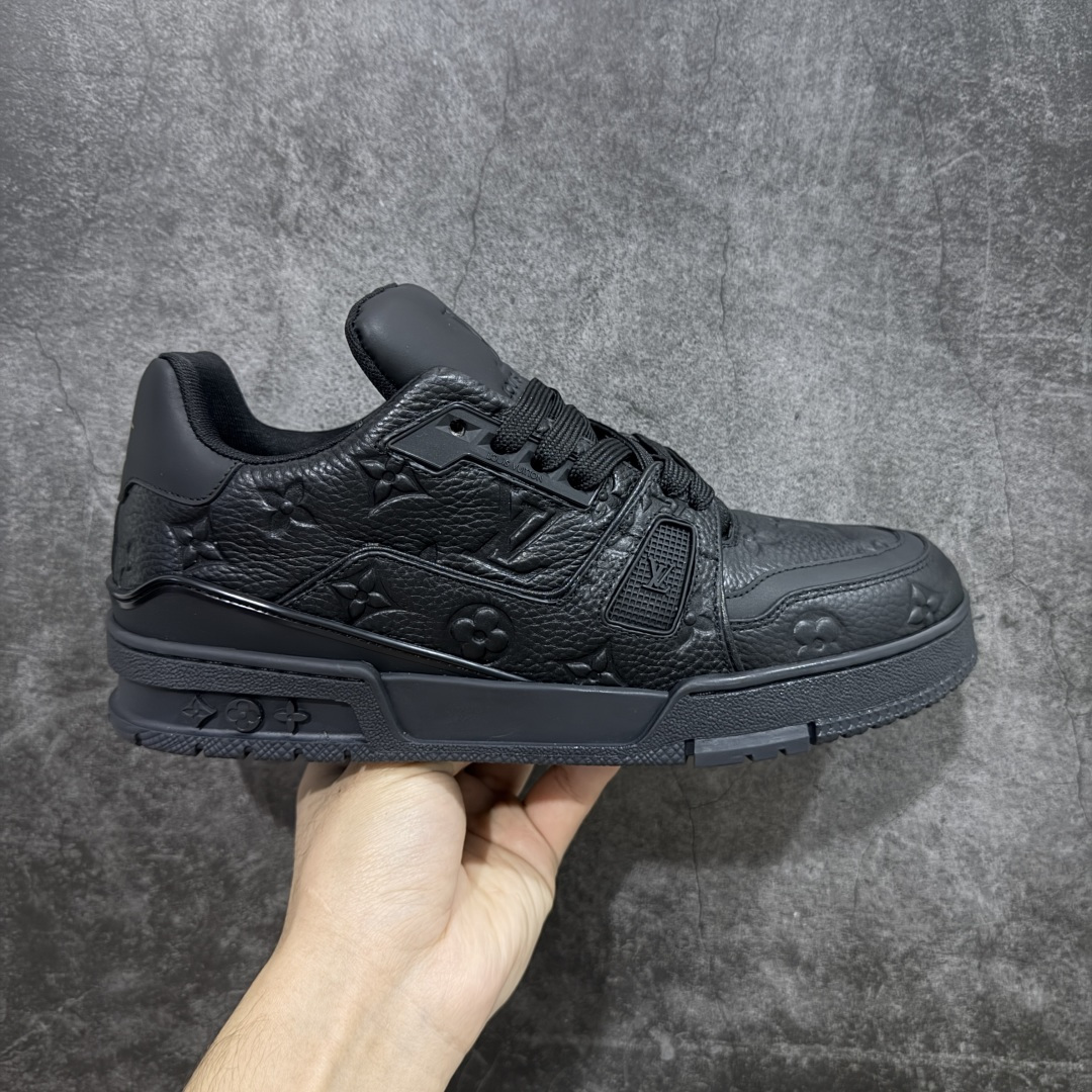 【莞产YS版本】Louis Vuitton Trainer lv时装走秀运动鞋 完美鞋型超高的清洁度 零毛边线头瑕疵 全套原楦原纸版原鞋开模 全网最具灵魂的版型 正确原装黄色鞋盒 正确中底印花 鞋面印花3D高频深度立体 全鞋电脑针车 紧密相连 针距密度一致 环保乳胶注塑鞋垫 厚度脚感还原原版 皮面裁剪部位 统一油边封口工艺 原装橡胶大底含胶量大底组合零偏差 专柜全套包装 防尘袋 说明书 质保卡 男女鞋 尺码: 38 39 40 41 42 43 44 45-选品中心