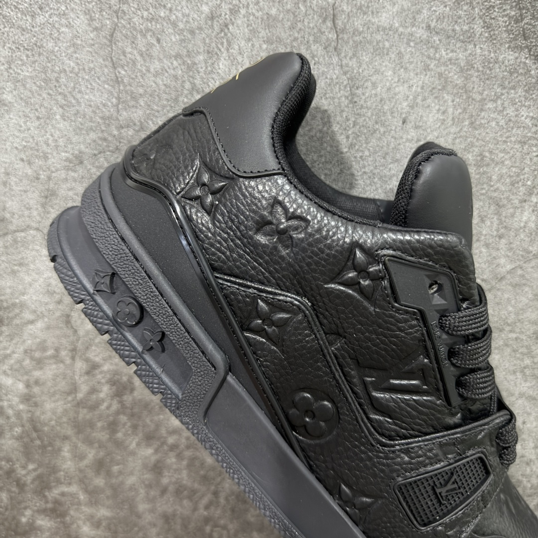 图片[7]-【莞产YS版本】Louis Vuitton Trainer lv时装走秀运动鞋 完美鞋型超高的清洁度 零毛边线头瑕疵 全套原楦原纸版原鞋开模 全网最具灵魂的版型 正确原装黄色鞋盒 正确中底印花 鞋面印花3D高频深度立体 全鞋电脑针车 紧密相连 针距密度一致 环保乳胶注塑鞋垫 厚度脚感还原原版 皮面裁剪部位 统一油边封口工艺 原装橡胶大底含胶量大底组合零偏差 专柜全套包装 防尘袋 说明书 质保卡 男女鞋 尺码： 38 39 40 41 42 43 44 45-选品中心