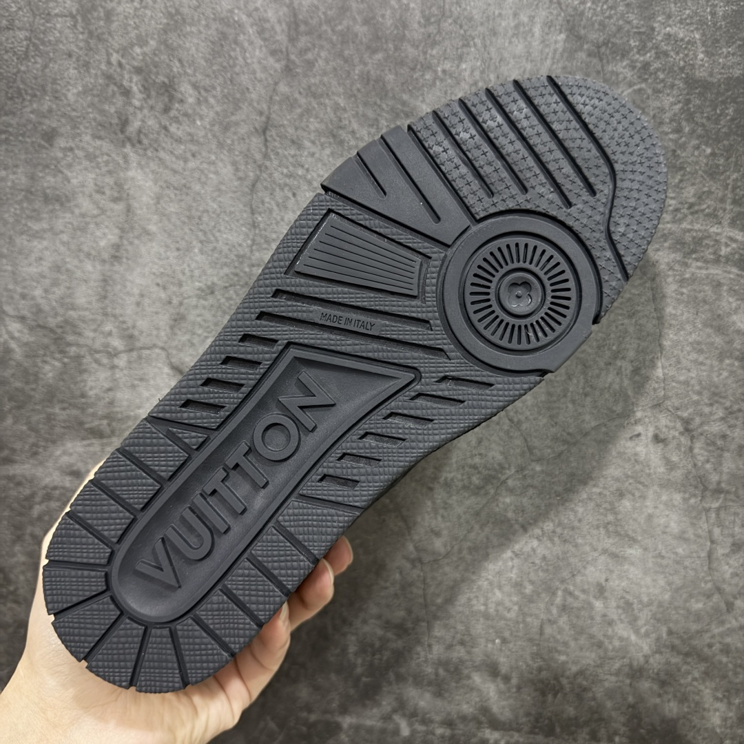 图片[9]-【莞产YS版本】Louis Vuitton Trainer lv时装走秀运动鞋 完美鞋型超高的清洁度 零毛边线头瑕疵 全套原楦原纸版原鞋开模 全网最具灵魂的版型 正确原装黄色鞋盒 正确中底印花 鞋面印花3D高频深度立体 全鞋电脑针车 紧密相连 针距密度一致 环保乳胶注塑鞋垫 厚度脚感还原原版 皮面裁剪部位 统一油边封口工艺 原装橡胶大底含胶量大底组合零偏差 专柜全套包装 防尘袋 说明书 质保卡 男女鞋 尺码： 38 39 40 41 42 43 44 45-选品中心