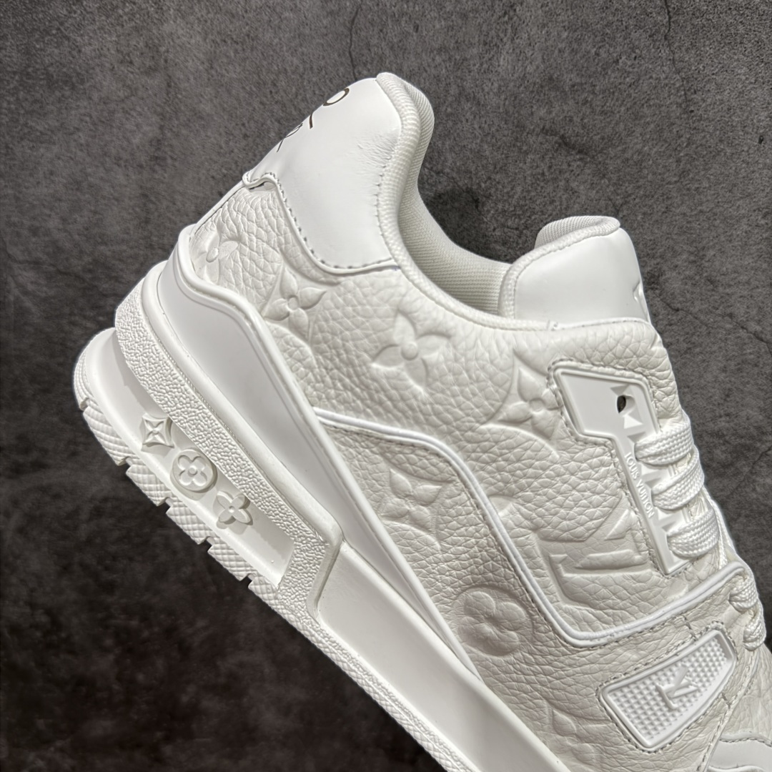 图片[7]-【莞产YS版本】Louis Vuitton Trainer lv时装走秀运动鞋 完美鞋型超高的清洁度 零毛边线头瑕疵 全套原楦原纸版原鞋开模 全网最具灵魂的版型 正确原装黄色鞋盒 正确中底印花 鞋面印花3D高频深度立体 全鞋电脑针车 紧密相连 针距密度一致 环保乳胶注塑鞋垫 厚度脚感还原原版 皮面裁剪部位 统一油边封口工艺 原装橡胶大底含胶量大底组合零偏差 专柜全套包装 防尘袋 说明书 质保卡 男女鞋 尺码： 38 39 40 41 42 43 44 45-选品中心