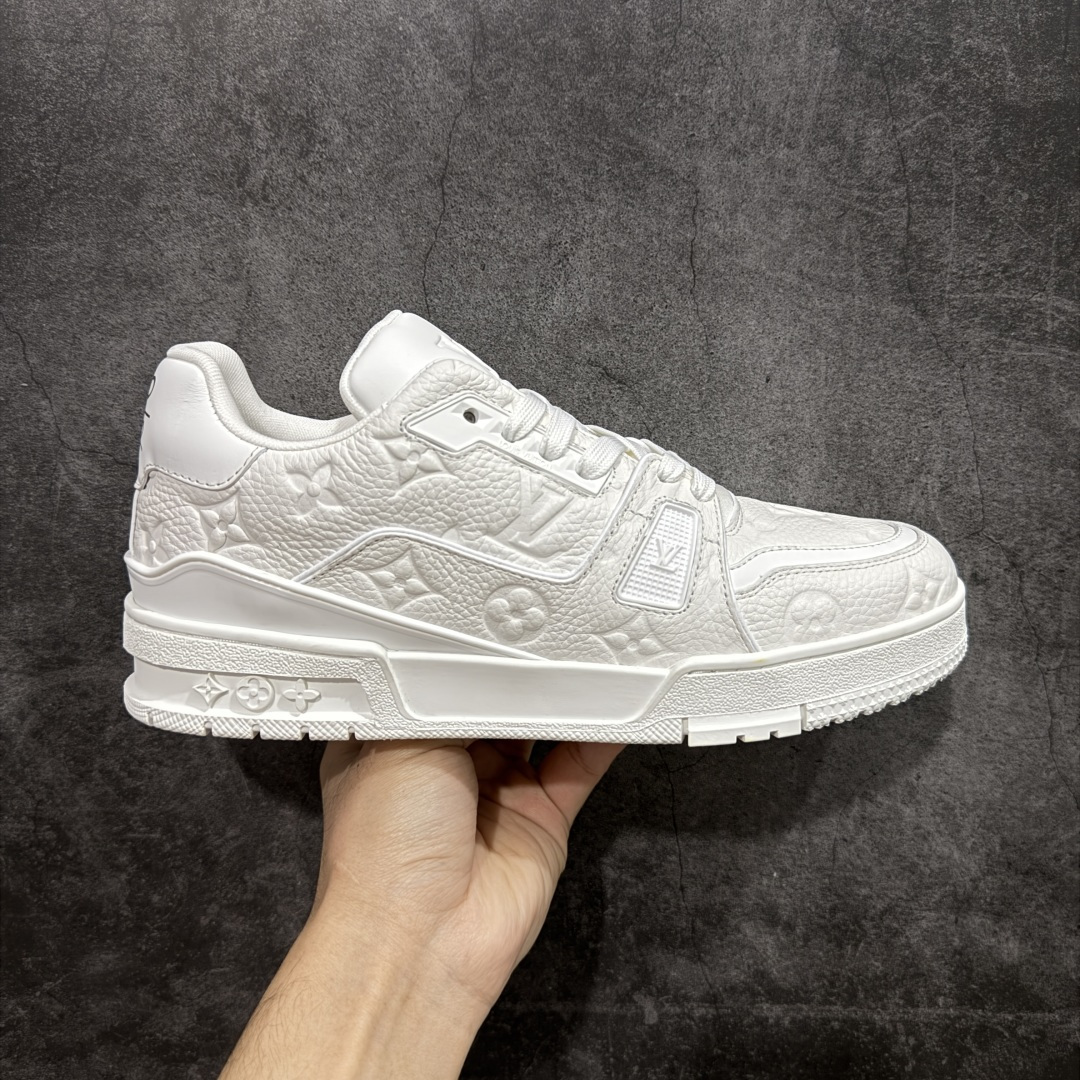 【莞产YS版本】Louis Vuitton Trainer lv时装走秀运动鞋 完美鞋型超高的清洁度 零毛边线头瑕疵 全套原楦原纸版原鞋开模 全网最具灵魂的版型 正确原装黄色鞋盒 正确中底印花 鞋面印花3D高频深度立体 全鞋电脑针车 紧密相连 针距密度一致 环保乳胶注塑鞋垫 厚度脚感还原原版 皮面裁剪部位 统一油边封口工艺 原装橡胶大底含胶量大底组合零偏差 专柜全套包装 防尘袋 说明书 质保卡 男女鞋 尺码: 38 39 40 41 42 43 44 45-选品中心