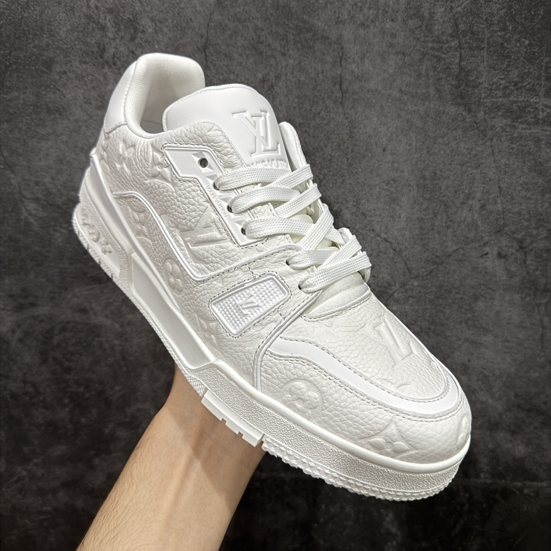 图片[3]-【莞产YS版本】Louis Vuitton Trainer lv时装走秀运动鞋 完美鞋型超高的清洁度 零毛边线头瑕疵 全套原楦原纸版原鞋开模 全网最具灵魂的版型 正确原装黄色鞋盒 正确中底印花 鞋面印花3D高频深度立体 全鞋电脑针车 紧密相连 针距密度一致 环保乳胶注塑鞋垫 厚度脚感还原原版 皮面裁剪部位 统一油边封口工艺 原装橡胶大底含胶量大底组合零偏差 专柜全套包装 防尘袋 说明书 质保卡 男女鞋 尺码： 38 39 40 41 42 43 44 45-选品中心