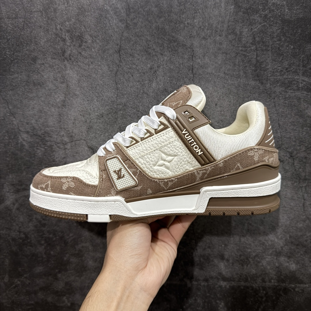 图片[2]-【莞产YS版本】Louis Vuitton Trainer lv时装走秀运动鞋 完美鞋型超高的清洁度 零毛边线头瑕疵 全套原楦原纸版原鞋开模 全网最具灵魂的版型 正确原装黄色鞋盒 正确中底印花 鞋面印花3D高频深度立体 全鞋电脑针车 紧密相连 针距密度一致 环保乳胶注塑鞋垫 厚度脚感还原原版 皮面裁剪部位 统一油边封口工艺 原装橡胶大底含胶量大底组合零偏差 专柜全套包装 防尘袋 说明书 质保卡 男女鞋 尺码： 38 39 40 41 42 43 44 45-选品中心