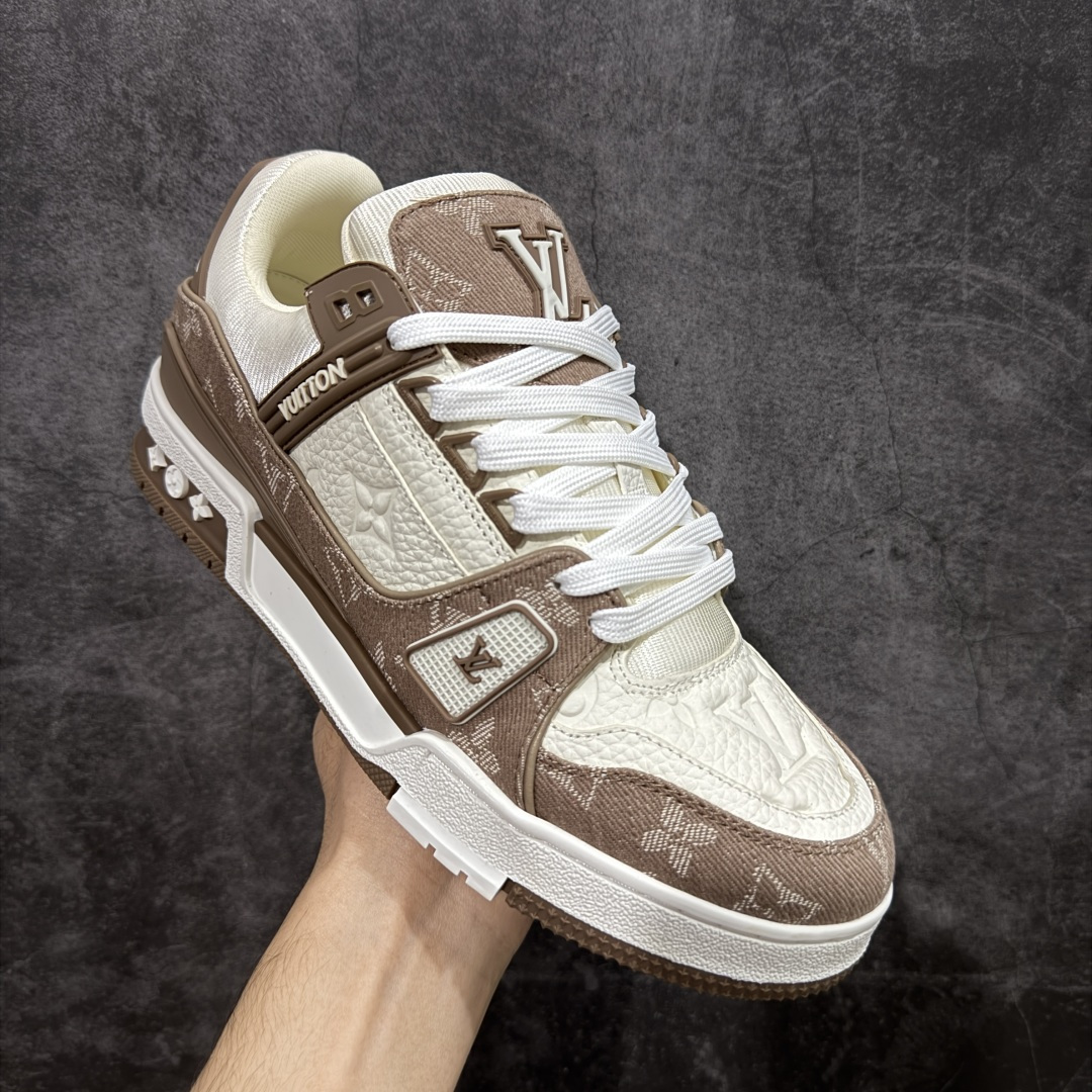 图片[3]-【莞产YS版本】Louis Vuitton Trainer lv时装走秀运动鞋 完美鞋型超高的清洁度 零毛边线头瑕疵 全套原楦原纸版原鞋开模 全网最具灵魂的版型 正确原装黄色鞋盒 正确中底印花 鞋面印花3D高频深度立体 全鞋电脑针车 紧密相连 针距密度一致 环保乳胶注塑鞋垫 厚度脚感还原原版 皮面裁剪部位 统一油边封口工艺 原装橡胶大底含胶量大底组合零偏差 专柜全套包装 防尘袋 说明书 质保卡 男女鞋 尺码： 38 39 40 41 42 43 44 45-选品中心