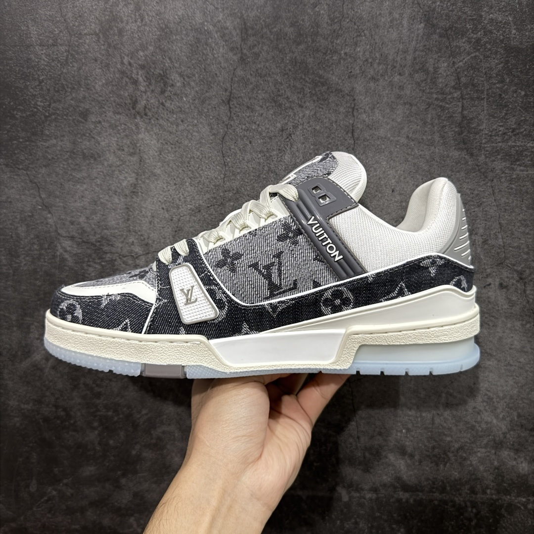 图片[2]-【莞产YS版本】Louis Vuitton Trainer lv时装走秀运动鞋 完美鞋型超高的清洁度 零毛边线头瑕疵 全套原楦原纸版原鞋开模 全网最具灵魂的版型 正确原装黄色鞋盒 正确中底印花 鞋面印花3D高频深度立体 全鞋电脑针车 紧密相连 针距密度一致 环保乳胶注塑鞋垫 厚度脚感还原原版 皮面裁剪部位 统一油边封口工艺 原装橡胶大底含胶量大底组合零偏差 专柜全套包装 防尘袋 说明书 质保卡 男女鞋 尺码： 38 39 40 41 42 43 44 45-选品中心