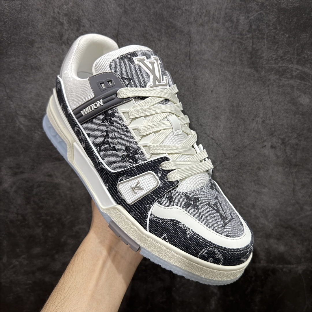 图片[3]-【莞产YS版本】Louis Vuitton Trainer lv时装走秀运动鞋 完美鞋型超高的清洁度 零毛边线头瑕疵 全套原楦原纸版原鞋开模 全网最具灵魂的版型 正确原装黄色鞋盒 正确中底印花 鞋面印花3D高频深度立体 全鞋电脑针车 紧密相连 针距密度一致 环保乳胶注塑鞋垫 厚度脚感还原原版 皮面裁剪部位 统一油边封口工艺 原装橡胶大底含胶量大底组合零偏差 专柜全套包装 防尘袋 说明书 质保卡 男女鞋 尺码： 38 39 40 41 42 43 44 45-选品中心