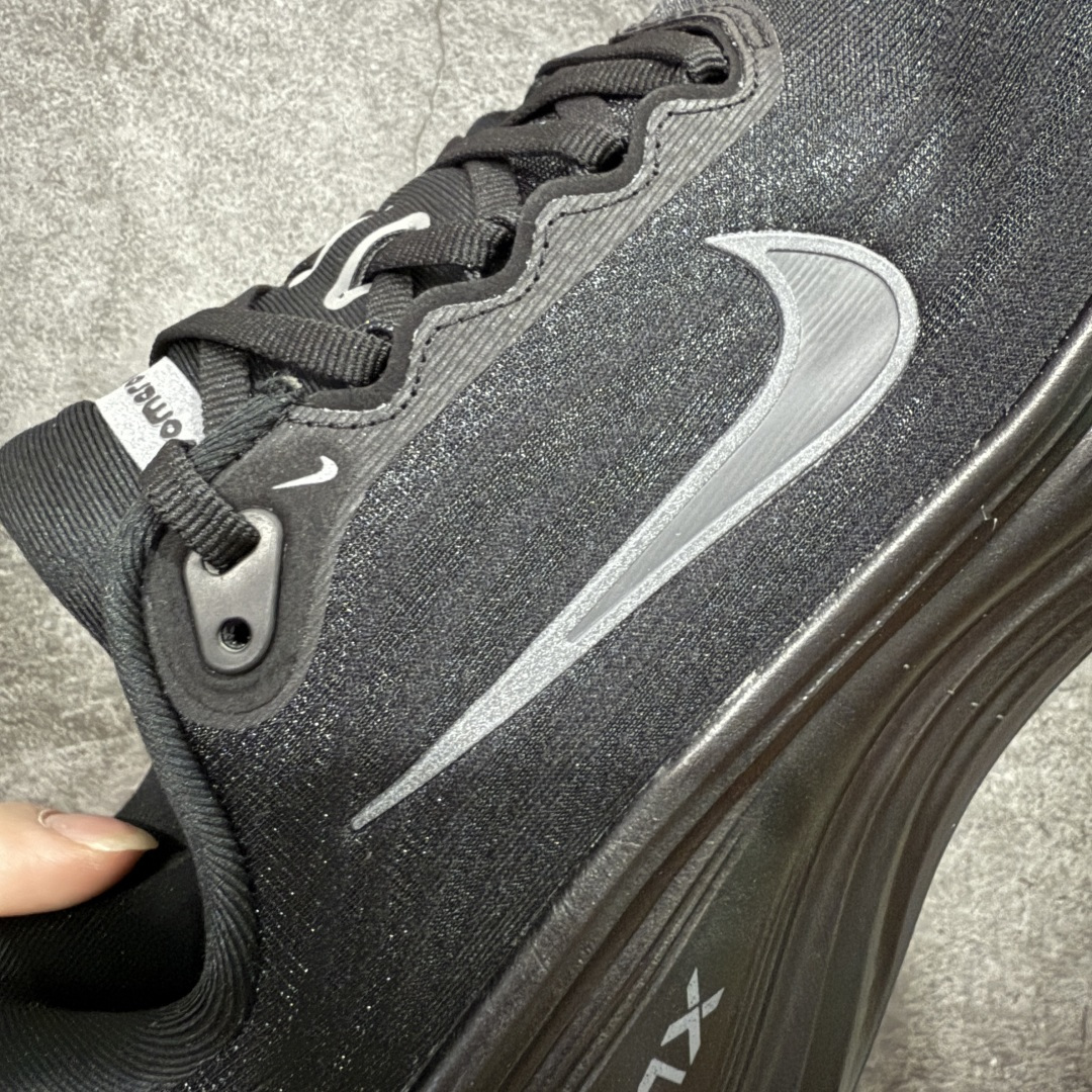 图片[4]-【XE纯原版】Nike Air Zoom Vomero Plus 全新科技运动跑鞋 HV8150-003    目前市场最强品质 原版购入开发 鞋面采用硅胶发泡立体印刷 临界ZOOM X泡棉超软弹大底 区别市场一体底 超高质检清洁度 一切材质配件均与原版一致 原楦原纸板开发 匹配原版98%以上 完美弧度版型 原厂鞋标 立体反光鞋盒标 鞋盒防撞海绵 高端玩家必推版本 高价零售必推版本 欢迎对比市面任意版本‼️ 这双鞋简直是时尚与科技的完美融合。 经典黑色鞋面，质感爆棚，搭配超亮眼的银色大勾子，瞬间成为街头焦点。不仅颜值在线，缓震性能更是一绝 不管是日常出街还是慢跑锻炼，都能给双脚极致舒适体验。  码数超全，39- 46 码任你选！别犹豫啦，穿上它，轻松走出潮流范，开启你的时尚运动新旅程！ 码段：39-46-选品中心