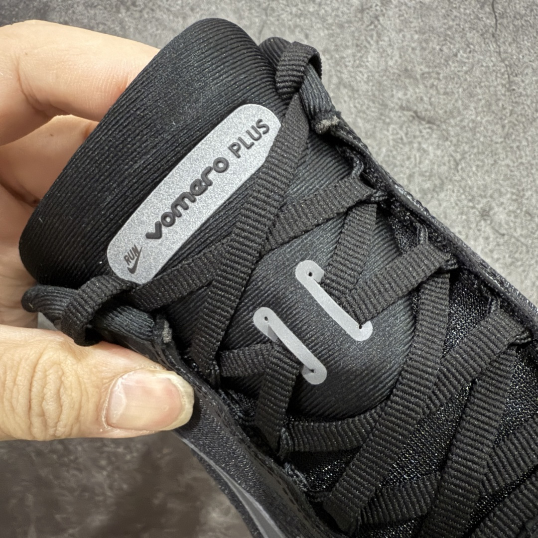 图片[6]-【XE纯原版】Nike Air Zoom Vomero Plus 全新科技运动跑鞋 HV8150-003    目前市场最强品质 原版购入开发 鞋面采用硅胶发泡立体印刷 临界ZOOM X泡棉超软弹大底 区别市场一体底 超高质检清洁度 一切材质配件均与原版一致 原楦原纸板开发 匹配原版98%以上 完美弧度版型 原厂鞋标 立体反光鞋盒标 鞋盒防撞海绵 高端玩家必推版本 高价零售必推版本 欢迎对比市面任意版本‼️ 这双鞋简直是时尚与科技的完美融合。 经典黑色鞋面，质感爆棚，搭配超亮眼的银色大勾子，瞬间成为街头焦点。不仅颜值在线，缓震性能更是一绝 不管是日常出街还是慢跑锻炼，都能给双脚极致舒适体验。  码数超全，39- 46 码任你选！别犹豫啦，穿上它，轻松走出潮流范，开启你的时尚运动新旅程！ 码段：39-46-选品中心