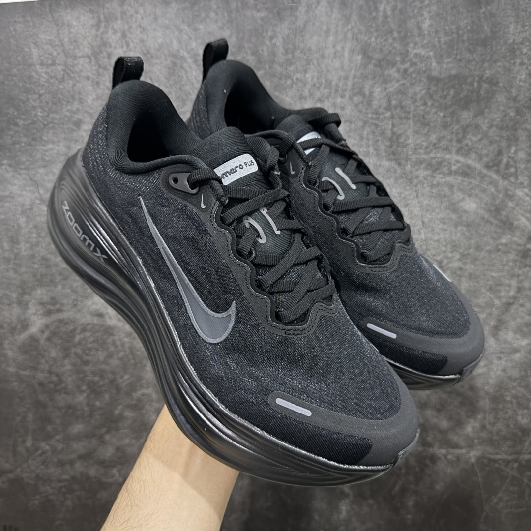 【XE纯原版】Nike Air Zoom Vomero Plus 全新科技运动跑鞋 HV8150-003 目前市场最强品质 原版购入开发 鞋面采用硅胶发泡立体印刷 临界ZOOM X泡棉超软弹大底 区别市场一体底 超高质检清洁度 一切材质配件均与原版一致 原楦原纸板开发 匹配原版98%以上 完美弧度版型 原厂鞋标 立体反光鞋盒标 鞋盒防撞海绵 高端玩家必推版本 高价零售必推版本 欢迎对比市面任意版本‼️ 这双鞋简直是时尚与科技的完美融合。 经典黑色鞋面,质感爆棚,搭配超亮眼的银色大勾子,瞬间成为街头焦点。不仅颜值在线,缓震性能更是一绝 不管是日常出街还是慢跑锻炼,都能给双脚极致舒适体验。 码数超全,39- 46 码任你选!别犹豫啦,穿上它,轻松走出潮流范,开启你的时尚运动新旅程! 码段:39-46-选品中心