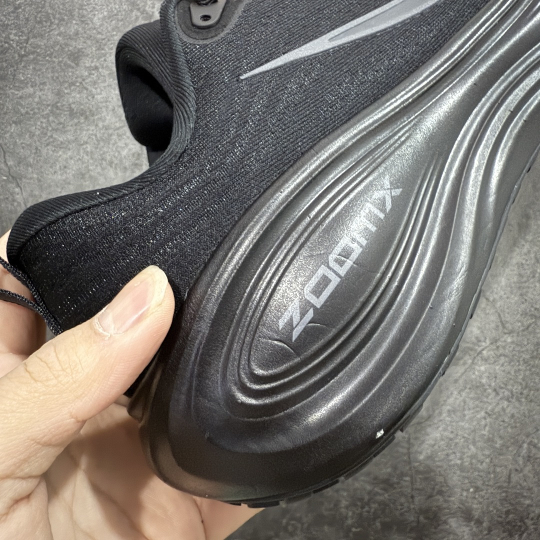 图片[3]-【XE纯原版】Nike Air Zoom Vomero Plus 全新科技运动跑鞋 HV8150-003    目前市场最强品质 原版购入开发 鞋面采用硅胶发泡立体印刷 临界ZOOM X泡棉超软弹大底 区别市场一体底 超高质检清洁度 一切材质配件均与原版一致 原楦原纸板开发 匹配原版98%以上 完美弧度版型 原厂鞋标 立体反光鞋盒标 鞋盒防撞海绵 高端玩家必推版本 高价零售必推版本 欢迎对比市面任意版本‼️ 这双鞋简直是时尚与科技的完美融合。 经典黑色鞋面，质感爆棚，搭配超亮眼的银色大勾子，瞬间成为街头焦点。不仅颜值在线，缓震性能更是一绝 不管是日常出街还是慢跑锻炼，都能给双脚极致舒适体验。  码数超全，39- 46 码任你选！别犹豫啦，穿上它，轻松走出潮流范，开启你的时尚运动新旅程！ 码段：39-46-选品中心