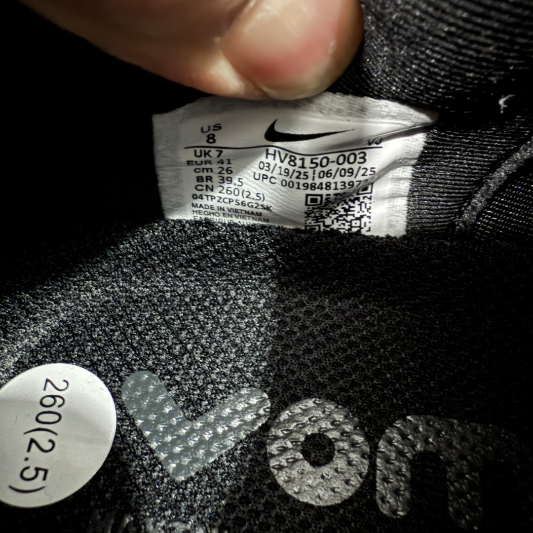 图片[7]-【XE纯原版】Nike Air Zoom Vomero Plus 全新科技运动跑鞋 HV8150-003    目前市场最强品质 原版购入开发 鞋面采用硅胶发泡立体印刷 临界ZOOM X泡棉超软弹大底 区别市场一体底 超高质检清洁度 一切材质配件均与原版一致 原楦原纸板开发 匹配原版98%以上 完美弧度版型 原厂鞋标 立体反光鞋盒标 鞋盒防撞海绵 高端玩家必推版本 高价零售必推版本 欢迎对比市面任意版本‼️ 这双鞋简直是时尚与科技的完美融合。 经典黑色鞋面，质感爆棚，搭配超亮眼的银色大勾子，瞬间成为街头焦点。不仅颜值在线，缓震性能更是一绝 不管是日常出街还是慢跑锻炼，都能给双脚极致舒适体验。  码数超全，39- 46 码任你选！别犹豫啦，穿上它，轻松走出潮流范，开启你的时尚运动新旅程！ 码段：39-46-选品中心