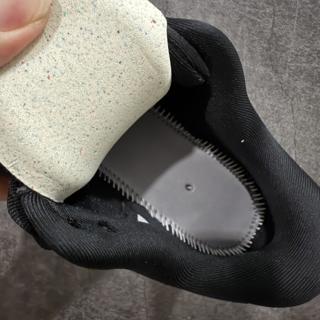 图片[9]-【XE纯原版】Nike Air Zoom Vomero Plus 全新科技运动跑鞋 HV8150-003    目前市场最强品质 原版购入开发 鞋面采用硅胶发泡立体印刷 临界ZOOM X泡棉超软弹大底 区别市场一体底 超高质检清洁度 一切材质配件均与原版一致 原楦原纸板开发 匹配原版98%以上 完美弧度版型 原厂鞋标 立体反光鞋盒标 鞋盒防撞海绵 高端玩家必推版本 高价零售必推版本 欢迎对比市面任意版本‼️ 这双鞋简直是时尚与科技的完美融合。 经典黑色鞋面，质感爆棚，搭配超亮眼的银色大勾子，瞬间成为街头焦点。不仅颜值在线，缓震性能更是一绝 不管是日常出街还是慢跑锻炼，都能给双脚极致舒适体验。  码数超全，39- 46 码任你选！别犹豫啦，穿上它，轻松走出潮流范，开启你的时尚运动新旅程！ 码段：39-46-选品中心