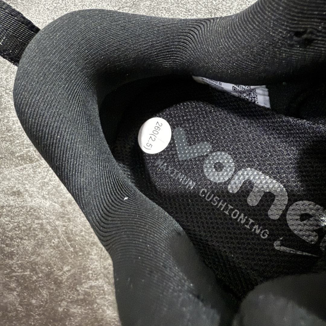 图片[8]-【XE纯原版】Nike Air Zoom Vomero Plus 全新科技运动跑鞋 HV8150-003    目前市场最强品质 原版购入开发 鞋面采用硅胶发泡立体印刷 临界ZOOM X泡棉超软弹大底 区别市场一体底 超高质检清洁度 一切材质配件均与原版一致 原楦原纸板开发 匹配原版98%以上 完美弧度版型 原厂鞋标 立体反光鞋盒标 鞋盒防撞海绵 高端玩家必推版本 高价零售必推版本 欢迎对比市面任意版本‼️ 这双鞋简直是时尚与科技的完美融合。 经典黑色鞋面，质感爆棚，搭配超亮眼的银色大勾子，瞬间成为街头焦点。不仅颜值在线，缓震性能更是一绝 不管是日常出街还是慢跑锻炼，都能给双脚极致舒适体验。  码数超全，39- 46 码任你选！别犹豫啦，穿上它，轻松走出潮流范，开启你的时尚运动新旅程！ 码段：39-46-选品中心