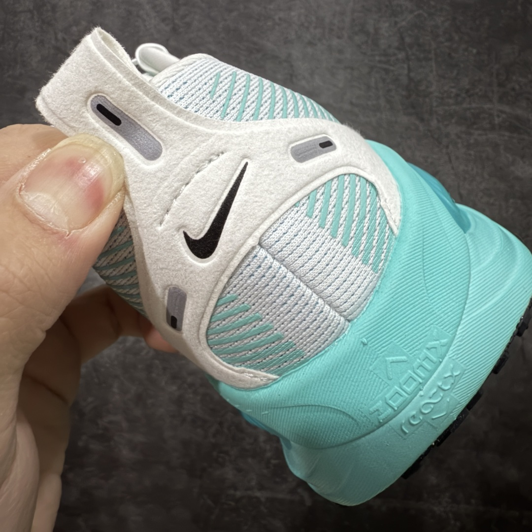 图片[2]-【XE纯原版】Nike Air Zoom Vomero 18 全新科技运动跑鞋 HM6803-103    目前市场最强品质 原版购入开发 鞋面采用硅胶发泡立体印刷 分体式组合大底 上层超临界ZOOM X泡棉 下层一次ReactX泡棉 区别市场一体底 超高质检清洁度 一切材质配件均与原版一致 原楦原纸板开发 匹配原版98%以上 完美弧度版型 原厂鞋标 立体反光鞋盒标 鞋盒防撞海绵 高端玩家必推版本 高价零售必推版本 欢迎对比市面任意版本‼️ 这双鞋简直是时尚与科技的完美融合。 经典黑色鞋面，质感爆棚，搭配超亮眼的银色大勾子，瞬间成为街头焦点。不仅颜值在线，缓震性能更是一绝 不管是日常出街还是慢跑锻炼，都能给双脚极致舒适体验。  码数超全，39- 46 码任你选！别犹豫啦，穿上它，轻松走出潮流范，开启你的时尚运动新旅程！ 码段：39-46-选品中心