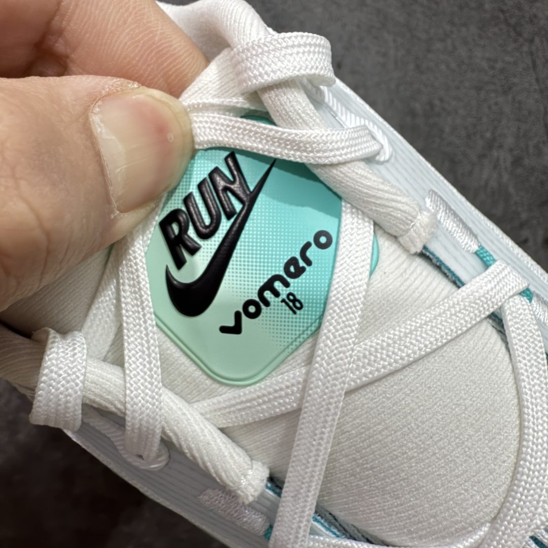 图片[6]-【XE纯原版】Nike Air Zoom Vomero 18 全新科技运动跑鞋 HM6803-103    目前市场最强品质 原版购入开发 鞋面采用硅胶发泡立体印刷 分体式组合大底 上层超临界ZOOM X泡棉 下层一次ReactX泡棉 区别市场一体底 超高质检清洁度 一切材质配件均与原版一致 原楦原纸板开发 匹配原版98%以上 完美弧度版型 原厂鞋标 立体反光鞋盒标 鞋盒防撞海绵 高端玩家必推版本 高价零售必推版本 欢迎对比市面任意版本‼️ 这双鞋简直是时尚与科技的完美融合。 经典黑色鞋面，质感爆棚，搭配超亮眼的银色大勾子，瞬间成为街头焦点。不仅颜值在线，缓震性能更是一绝 不管是日常出街还是慢跑锻炼，都能给双脚极致舒适体验。  码数超全，39- 46 码任你选！别犹豫啦，穿上它，轻松走出潮流范，开启你的时尚运动新旅程！ 码段：39-46-选品中心