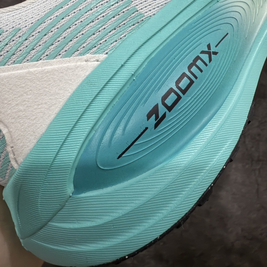 图片[3]-【XE纯原版】Nike Air Zoom Vomero 18 全新科技运动跑鞋 HM6803-103    目前市场最强品质 原版购入开发 鞋面采用硅胶发泡立体印刷 分体式组合大底 上层超临界ZOOM X泡棉 下层一次ReactX泡棉 区别市场一体底 超高质检清洁度 一切材质配件均与原版一致 原楦原纸板开发 匹配原版98%以上 完美弧度版型 原厂鞋标 立体反光鞋盒标 鞋盒防撞海绵 高端玩家必推版本 高价零售必推版本 欢迎对比市面任意版本‼️ 这双鞋简直是时尚与科技的完美融合。 经典黑色鞋面，质感爆棚，搭配超亮眼的银色大勾子，瞬间成为街头焦点。不仅颜值在线，缓震性能更是一绝 不管是日常出街还是慢跑锻炼，都能给双脚极致舒适体验。  码数超全，39- 46 码任你选！别犹豫啦，穿上它，轻松走出潮流范，开启你的时尚运动新旅程！ 码段：39-46-选品中心